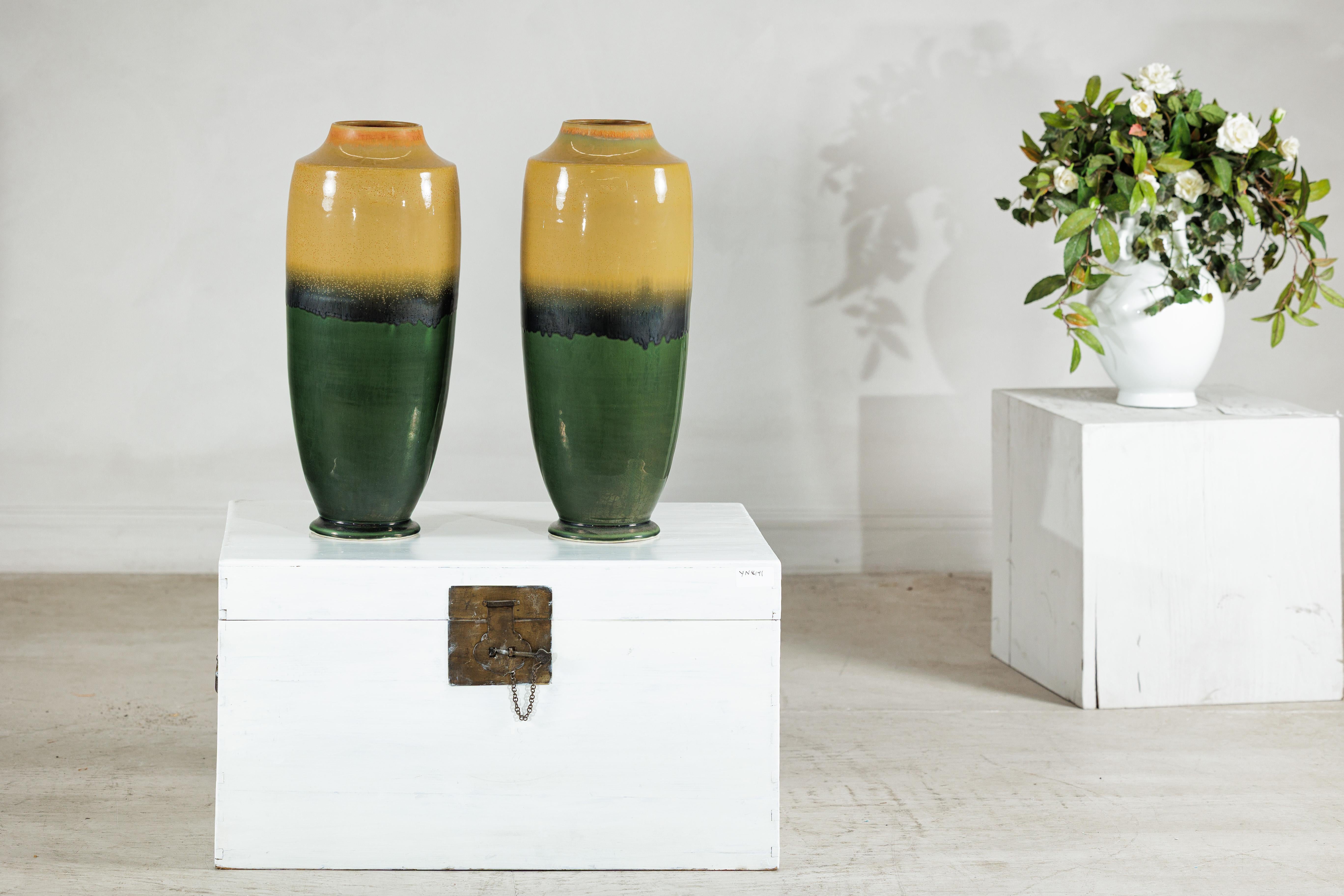 Smaltato Coppia di vasi alti in ceramica artigianale con smalti senape, nero e verde intenso in vendita