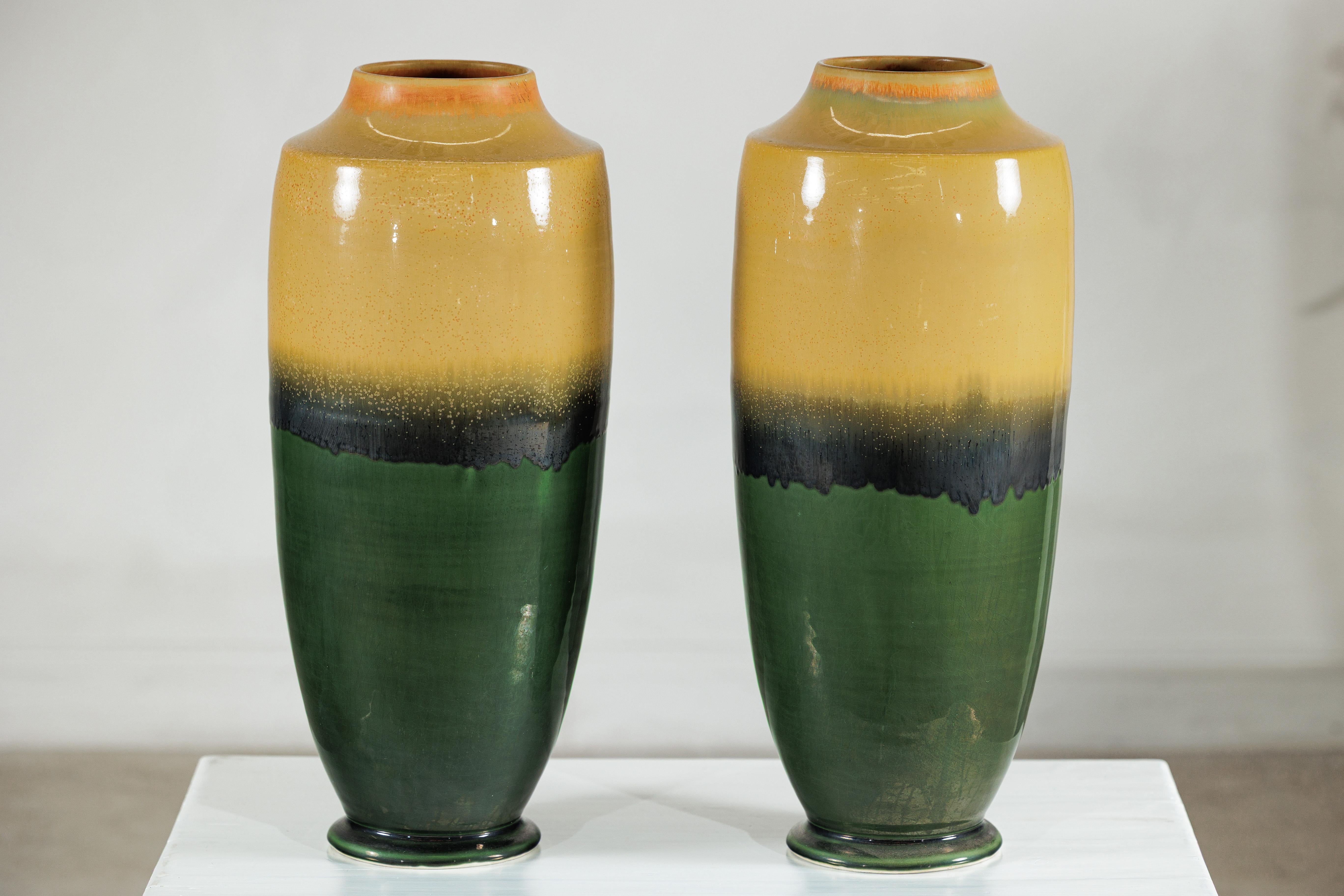 Coppia di vasi alti in ceramica artigianale con smalti senape, nero e verde intenso In condizioni buone in vendita a Yonkers, NY