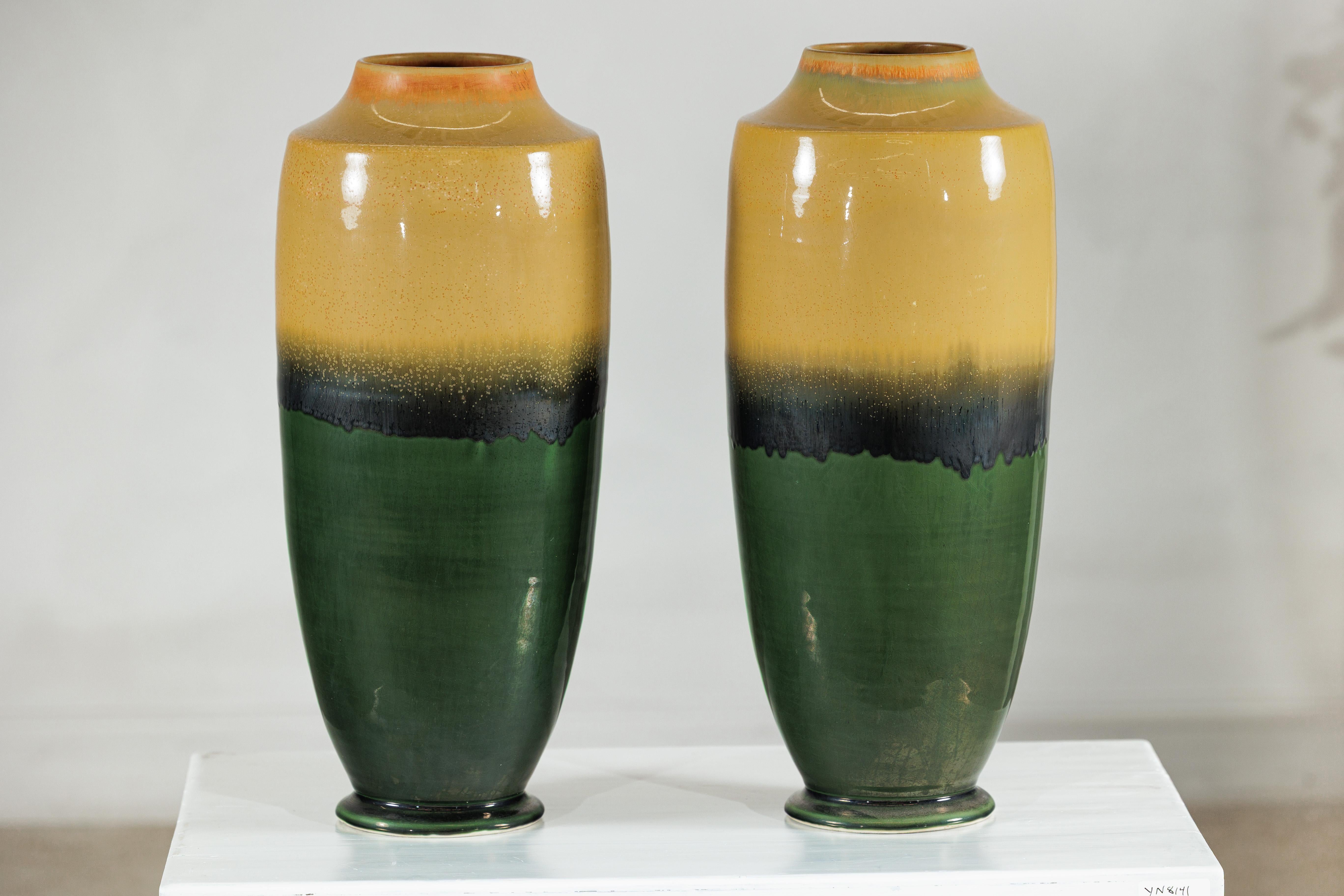 XX secolo Coppia di vasi alti in ceramica artigianale con smalti senape, nero e verde intenso in vendita