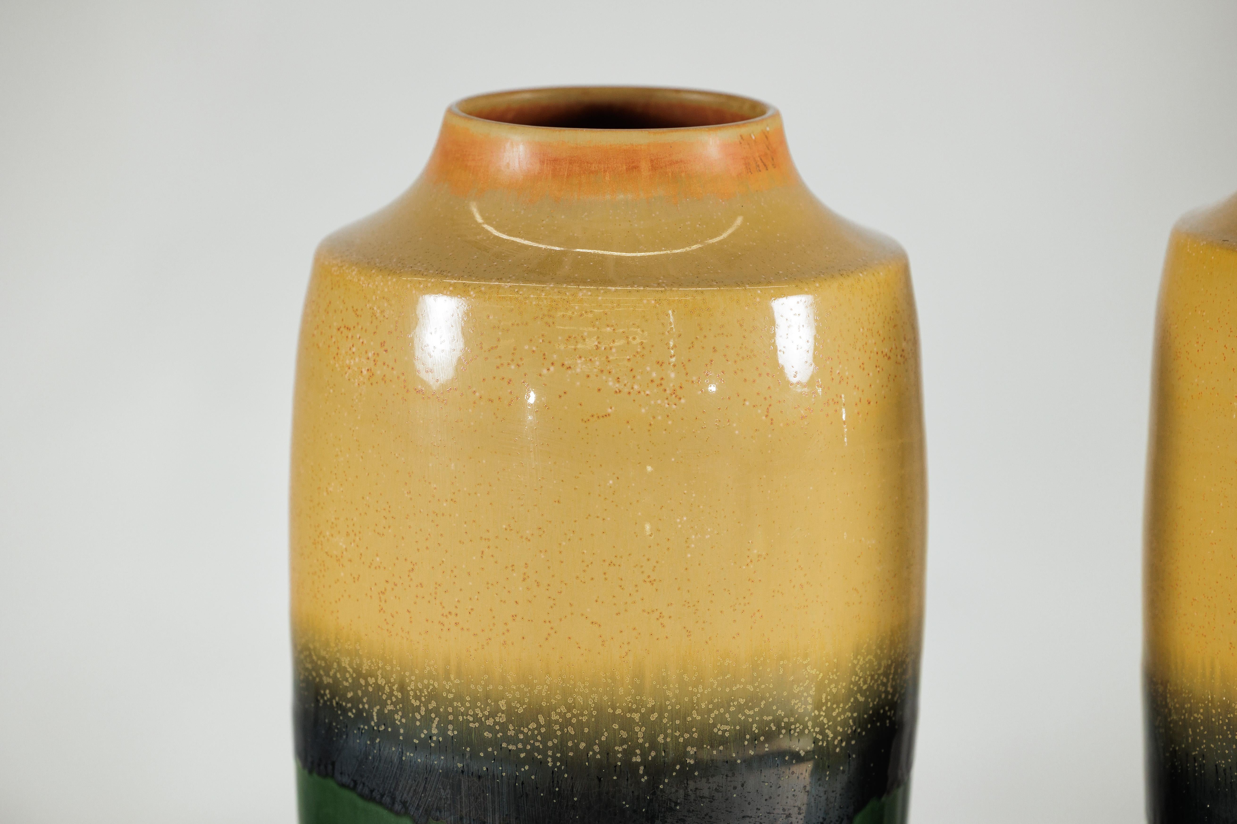 Ceramica Coppia di vasi alti in ceramica artigianale con smalti senape, nero e verde intenso in vendita