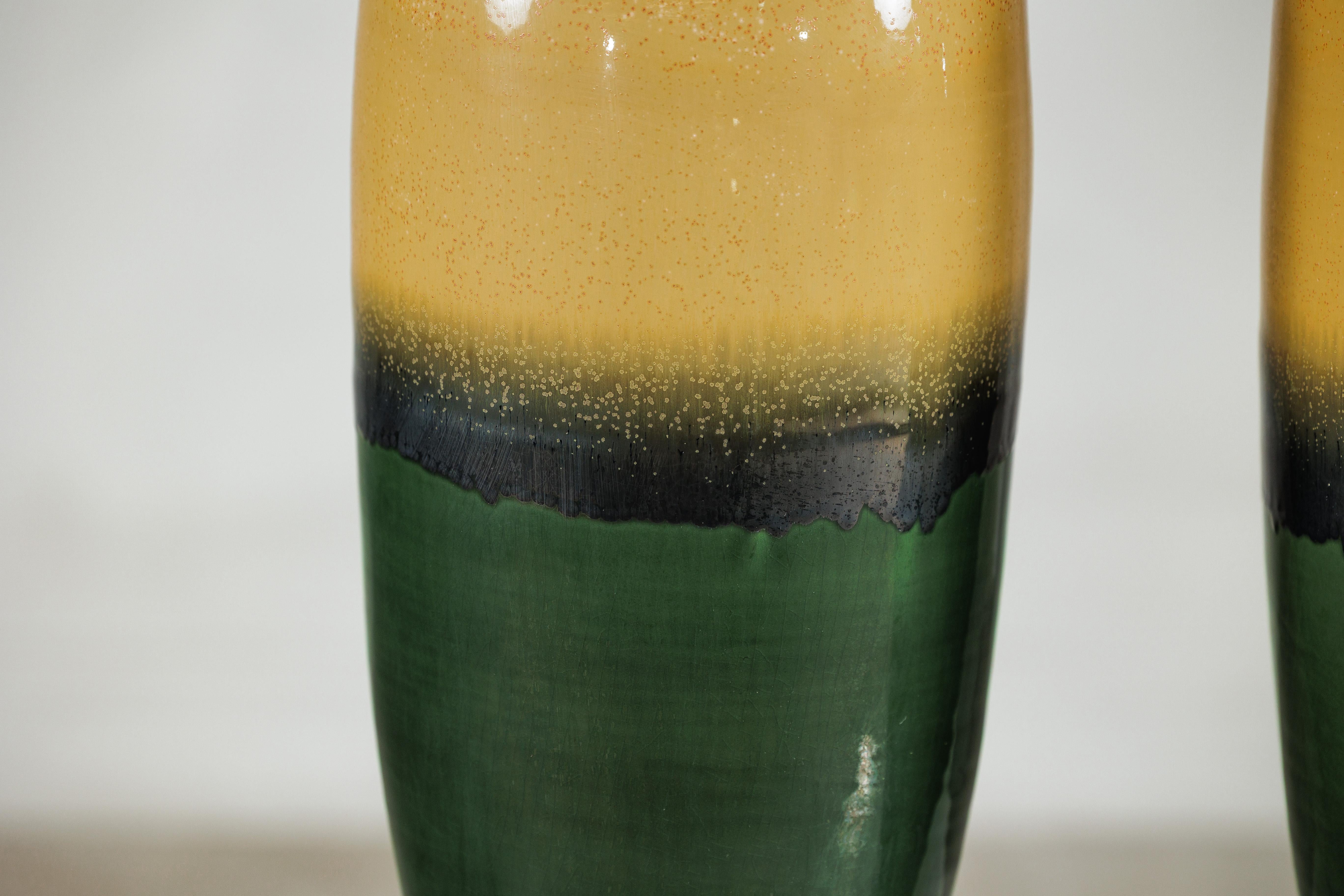 Coppia di vasi alti in ceramica artigianale con smalti senape, nero e verde intenso in vendita 1