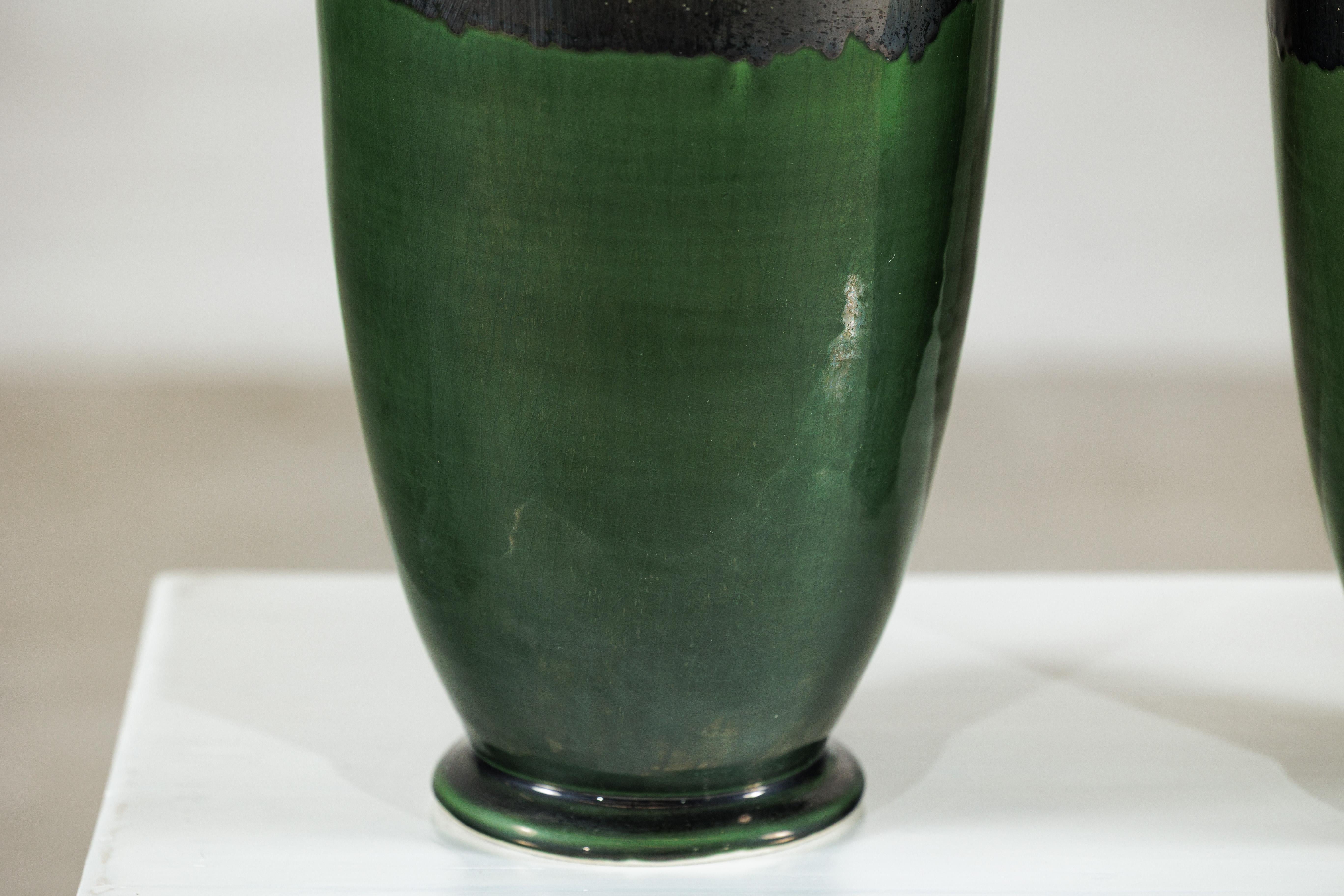 Coppia di vasi alti in ceramica artigianale con smalti senape, nero e verde intenso in vendita 2
