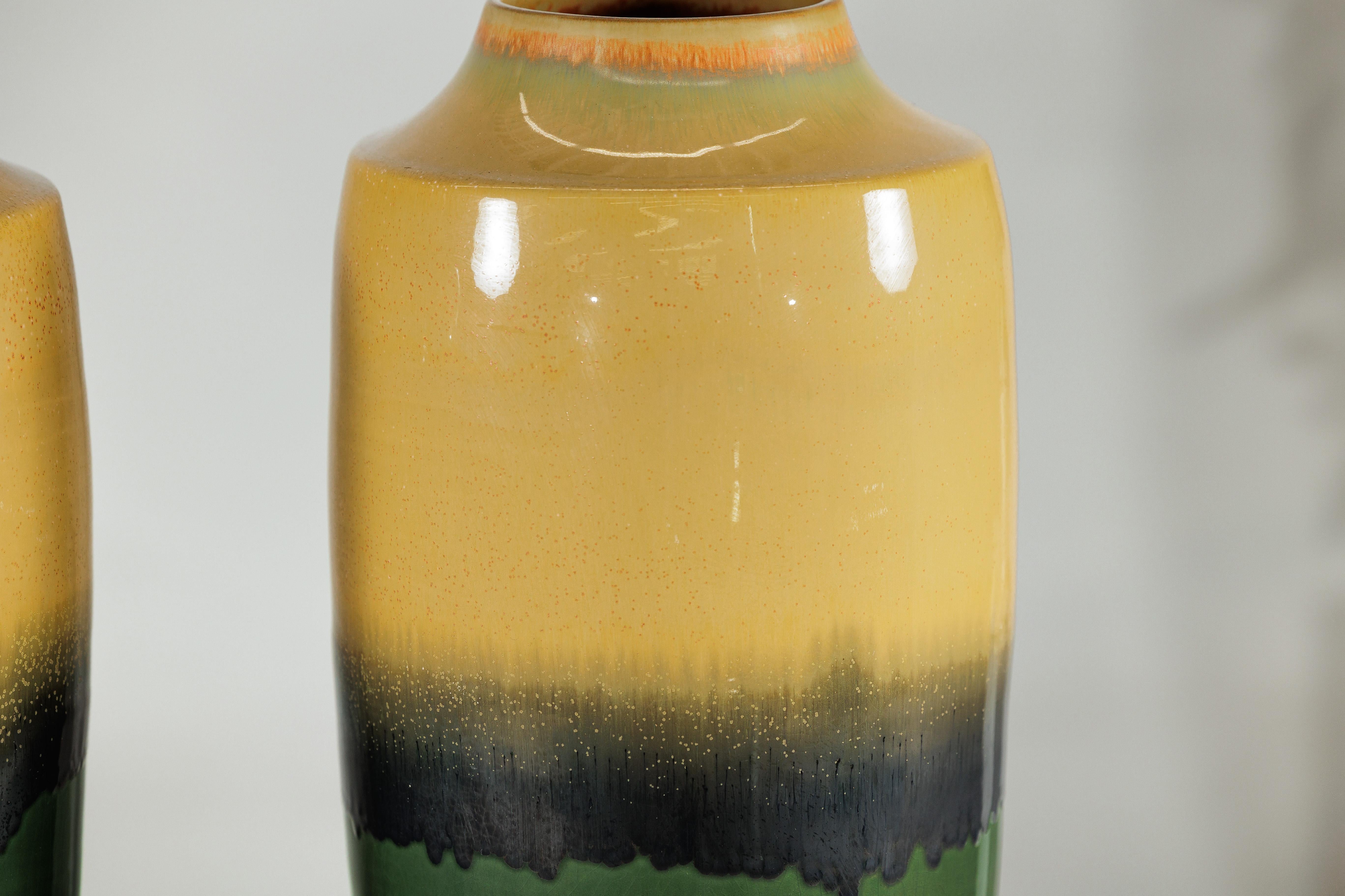 Coppia di vasi alti in ceramica artigianale con smalti senape, nero e verde intenso in vendita 3