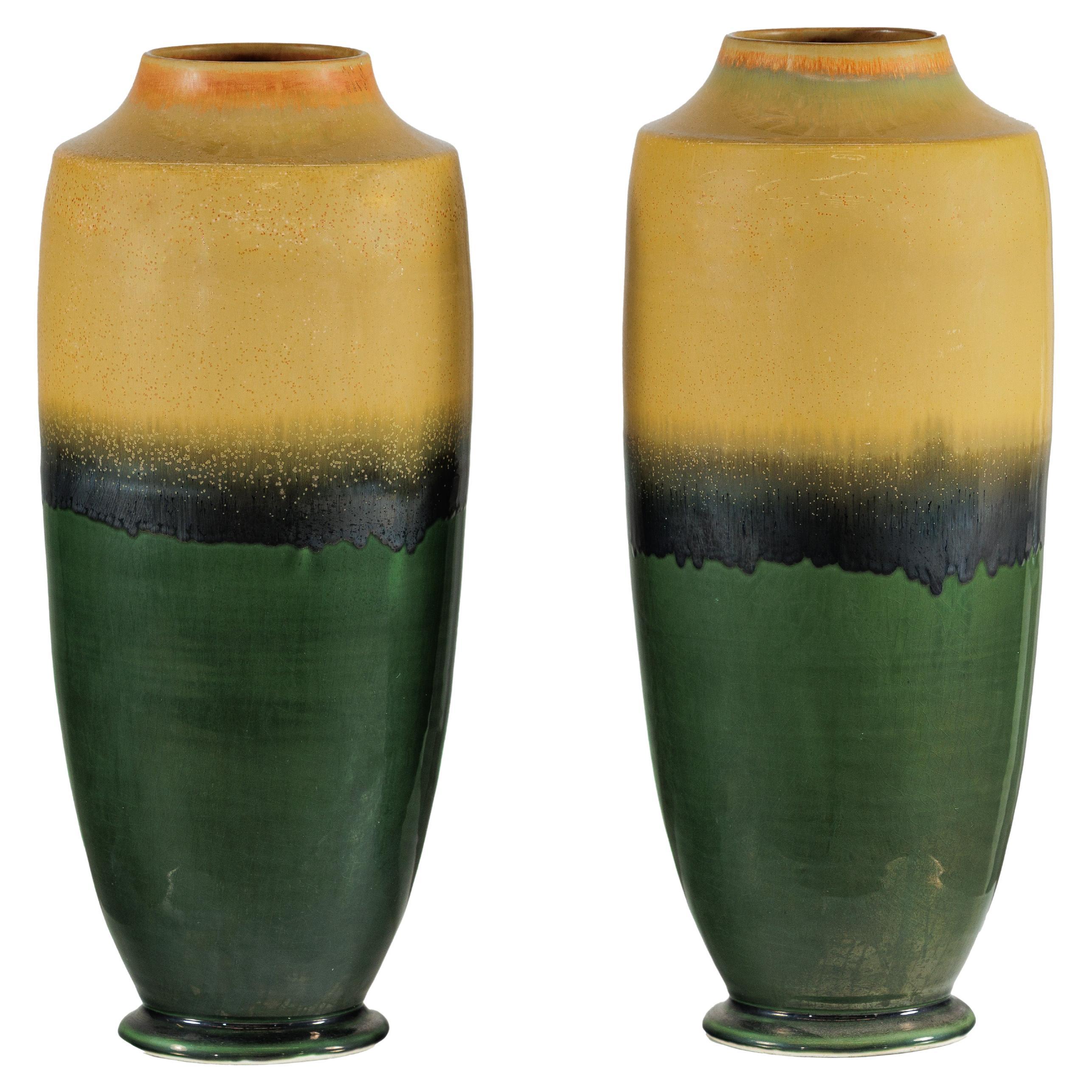 Coppia di vasi alti in ceramica artigianale con smalti senape, nero e verde intenso in vendita