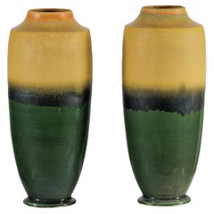 Coppia di vasi alti in ceramica artigianale con smalti senape, nero e verde intenso