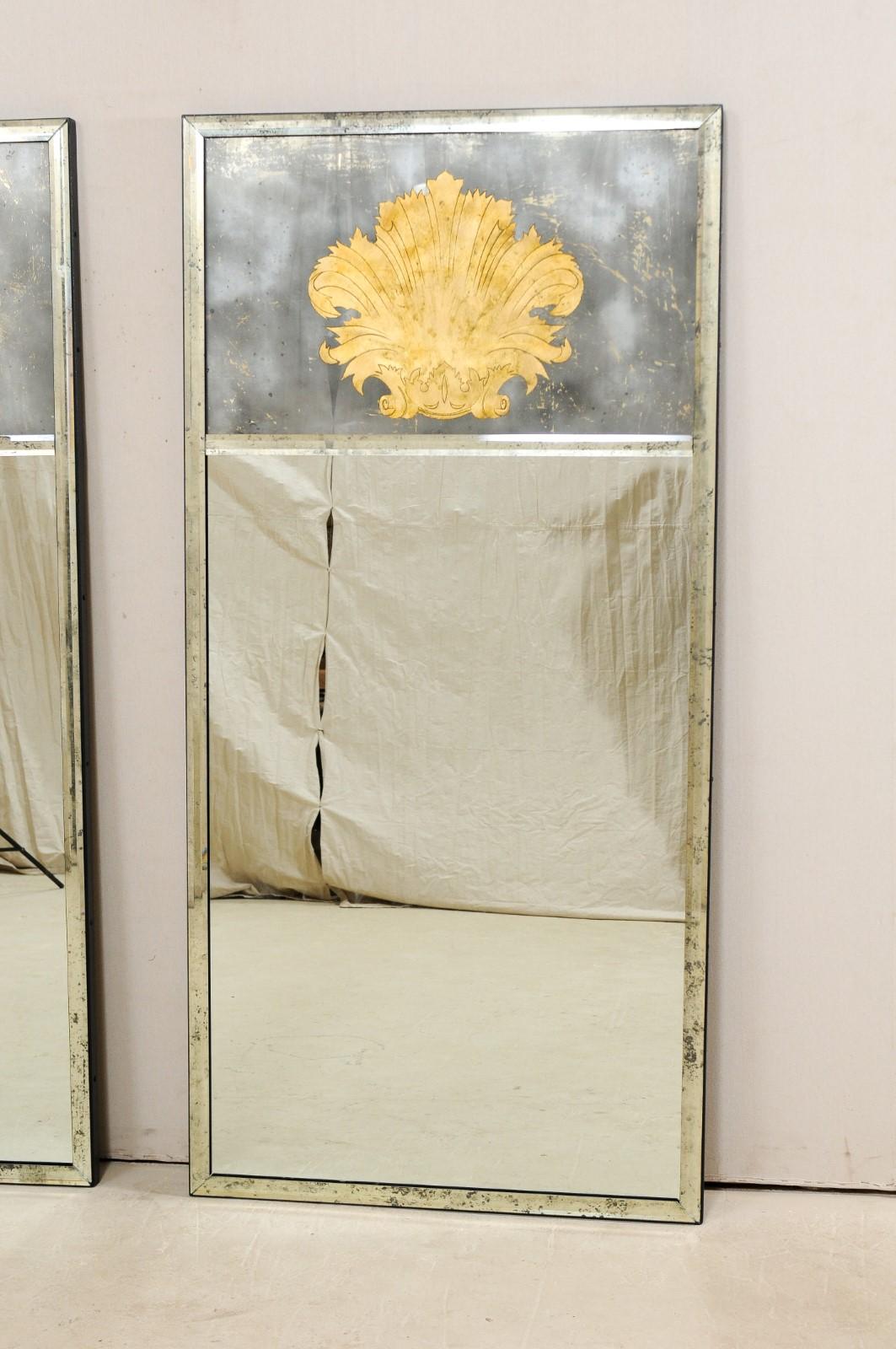 XXI secolo e contemporaneo Coppia di 6,5 piedi. Specchi artigianali alti ornati con foglie d'acanto in verre églomisé in vendita
