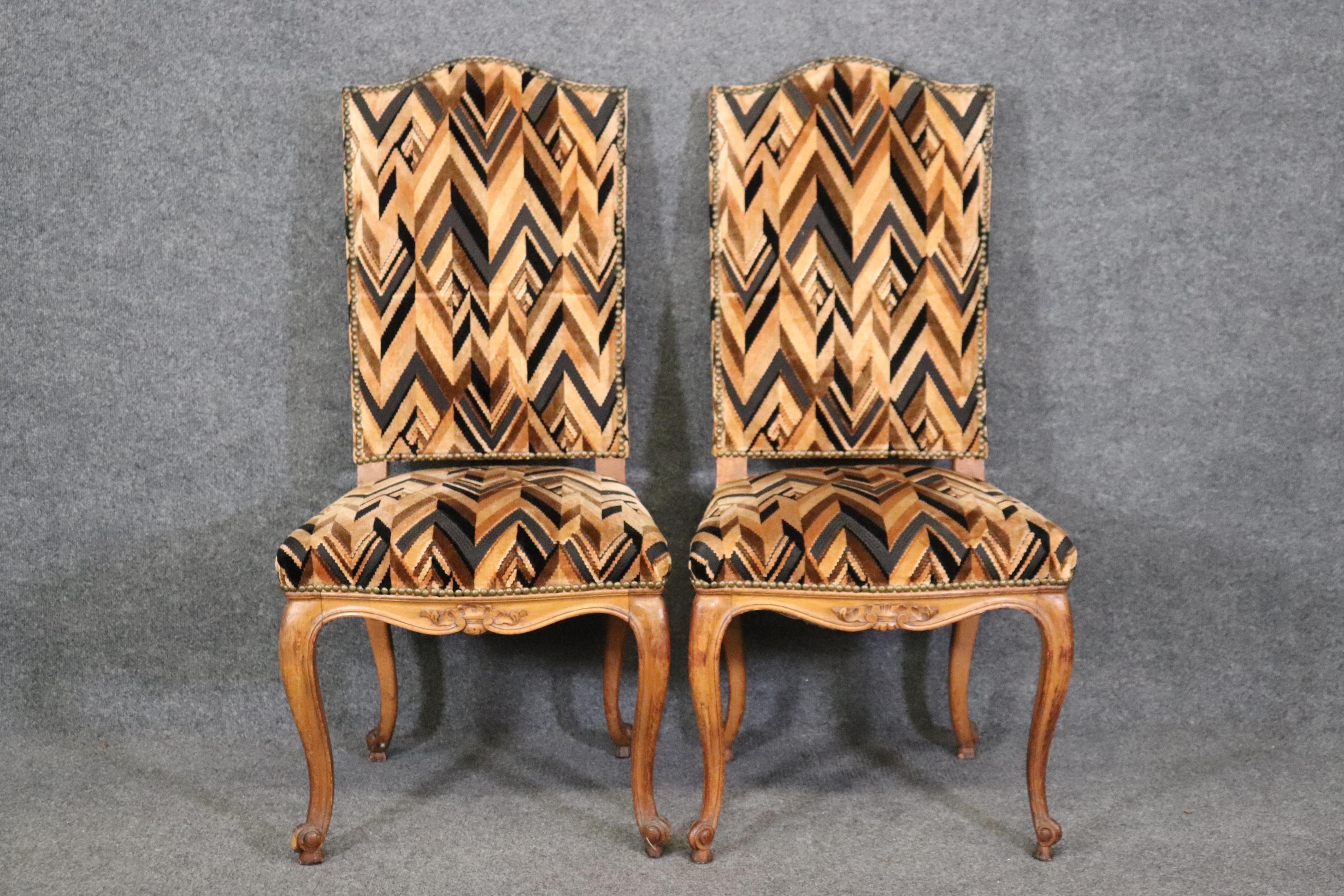Il s'agit d'une belle paire de chaises en bon état. Les chaises mesurent 42,75 de haut x 21 de large x 22,5 de profondeur et ont une hauteur d'assise de 19 pouces. Les chaises sont garnies de têtes de clous et datent des années 1920. 




Nous