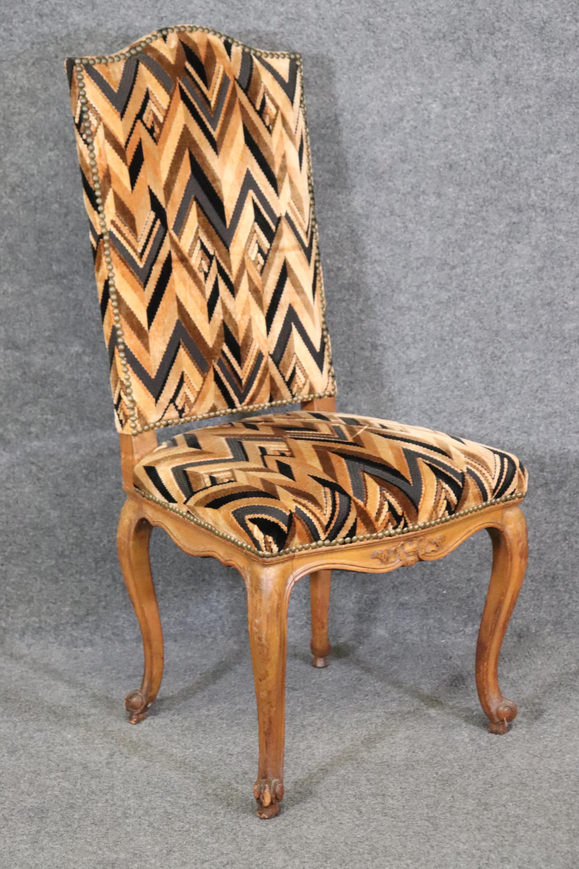 Français Paire de chaises d'appoint Louis XV à haut dossier et sculptée de style campagnard français, vers 1920 en vente