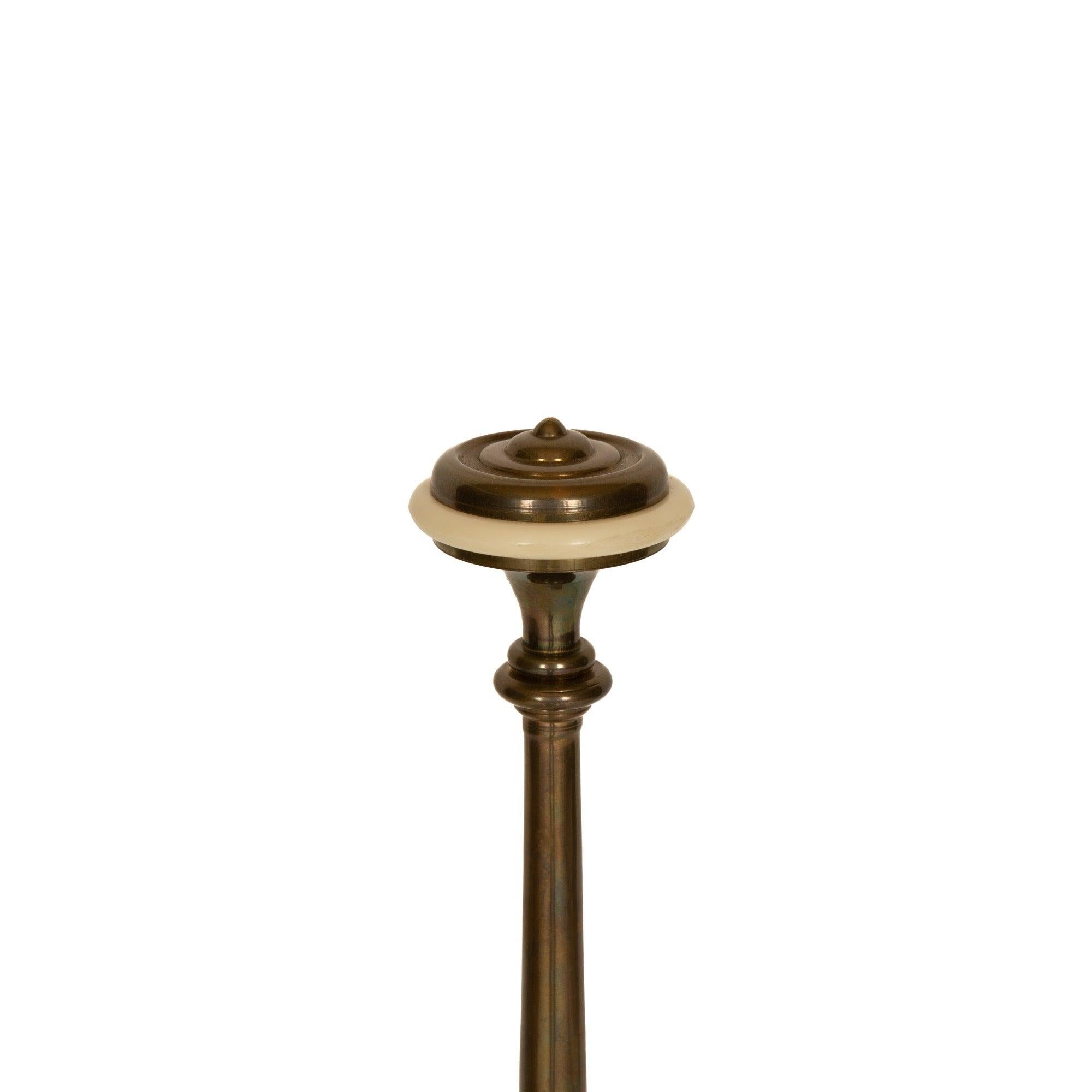 Ein Paar hoher, gut gewichteter Tischlampen aus massivem Messing in einer 'Bank Bronze' Ausführung mit Chromakzenten an der Säule.