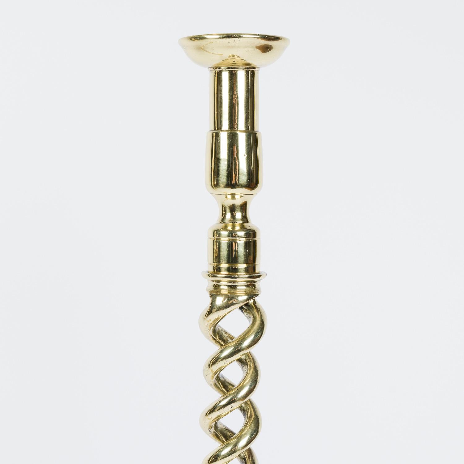 Coppia di candelabri aperti in ottone di altezza insolita, inglesi, circa 1910.