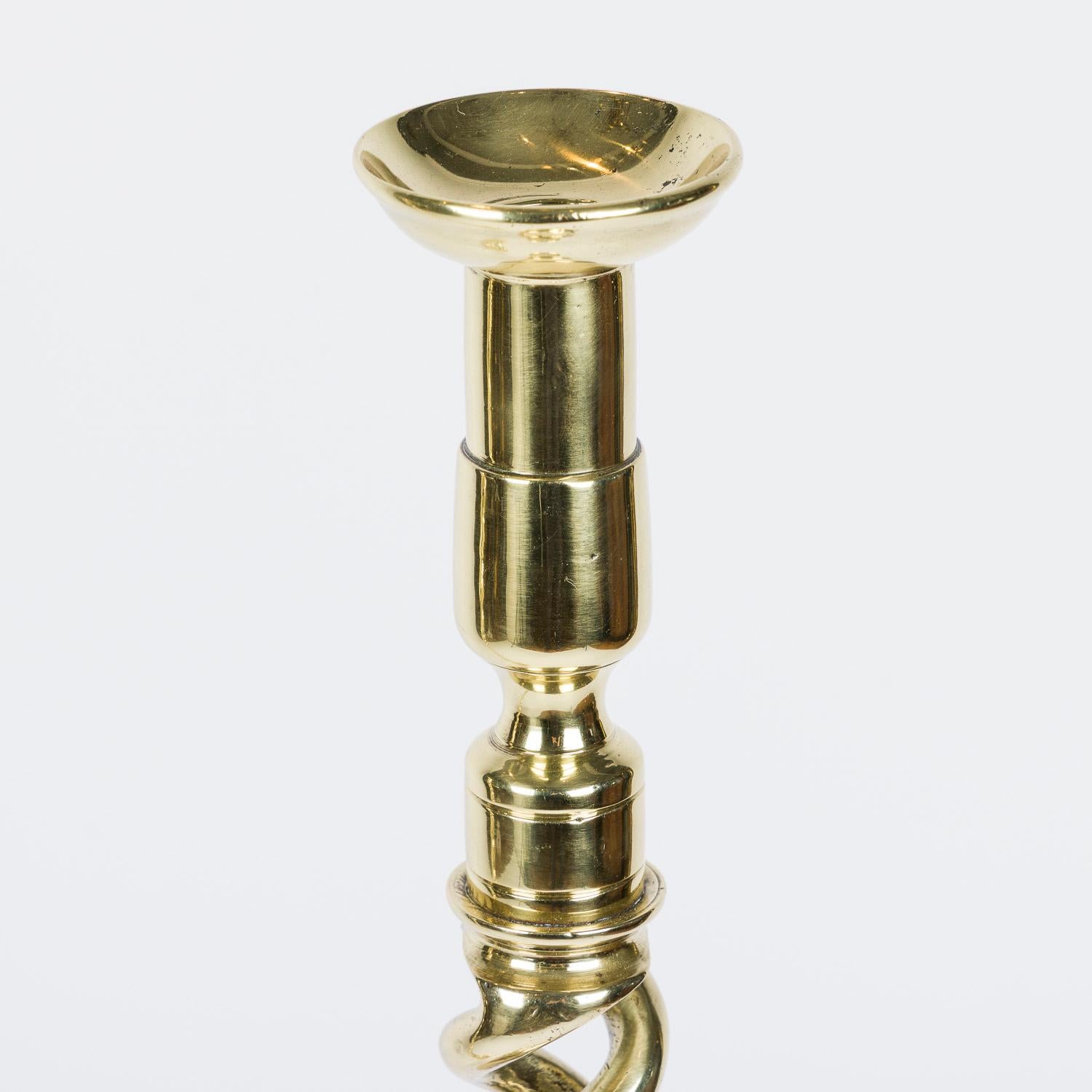 Inglese Coppia di candelabri alti a spirale d'orzo in vendita