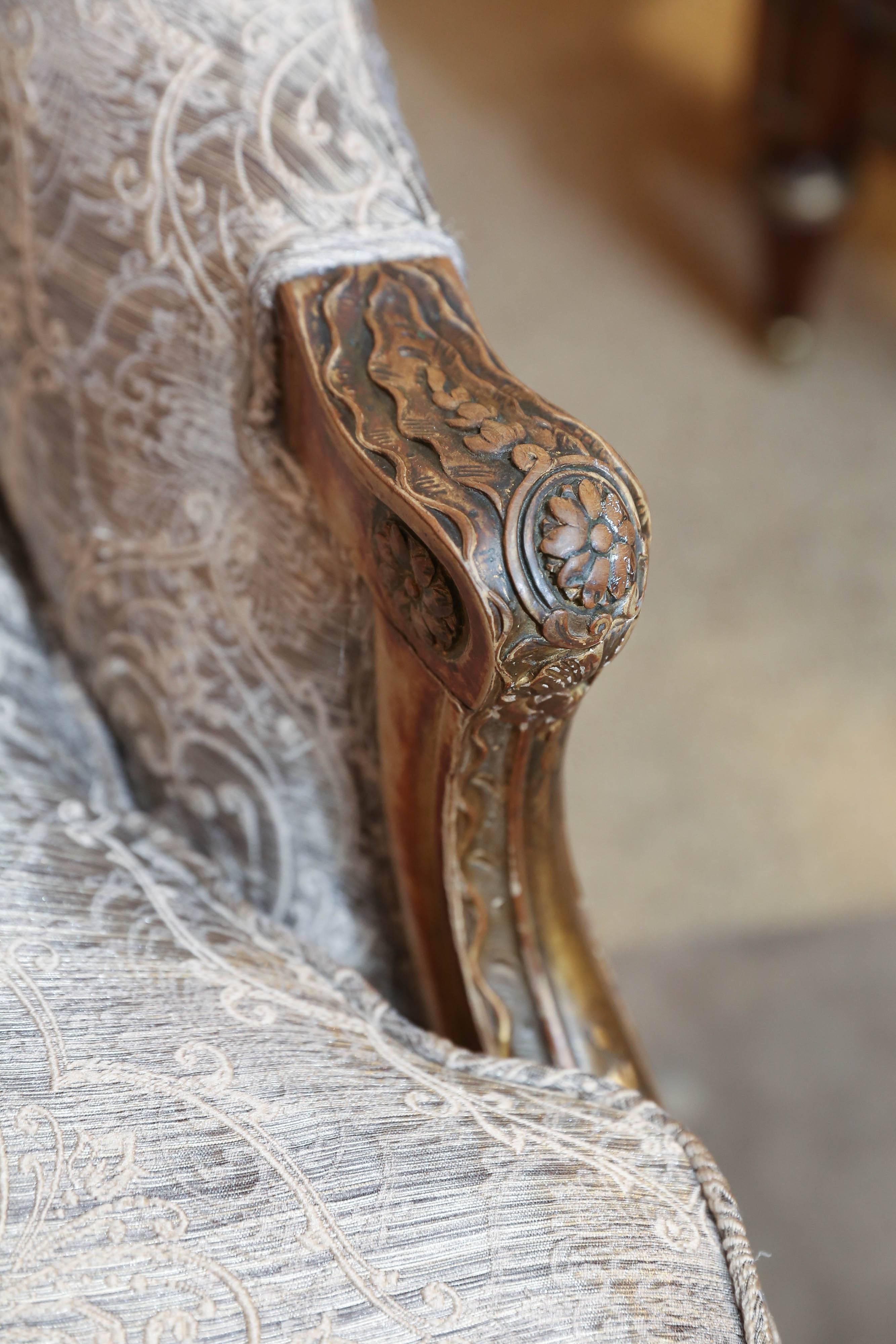 Paire de chaises bergères françaises hautes en bois doré et sculpté de style Louis XV Bon état - En vente à Houston, TX