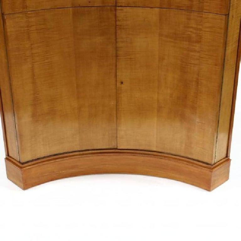 20ième siècle Paire de hautes armoires d'angle Biedermeier conçues par Karl Bock dans les années 1930 en vente