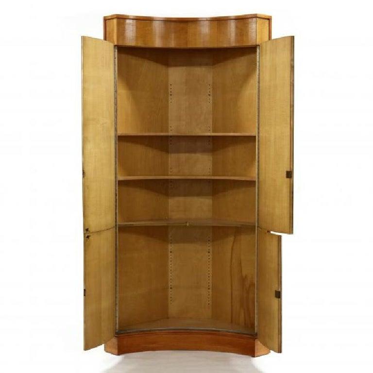Érable Paire de hautes armoires d'angle Biedermeier conçues par Karl Bock dans les années 1930 en vente