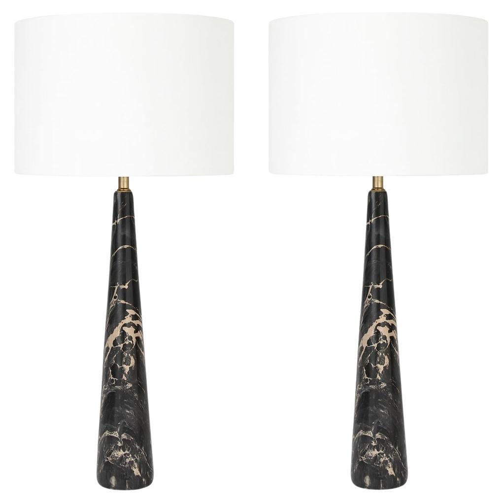 Paar hohe konische Lampen aus schwarzem und hellem Goldmarmor „Portoro“-Marmor, Italien, 1970 im Angebot