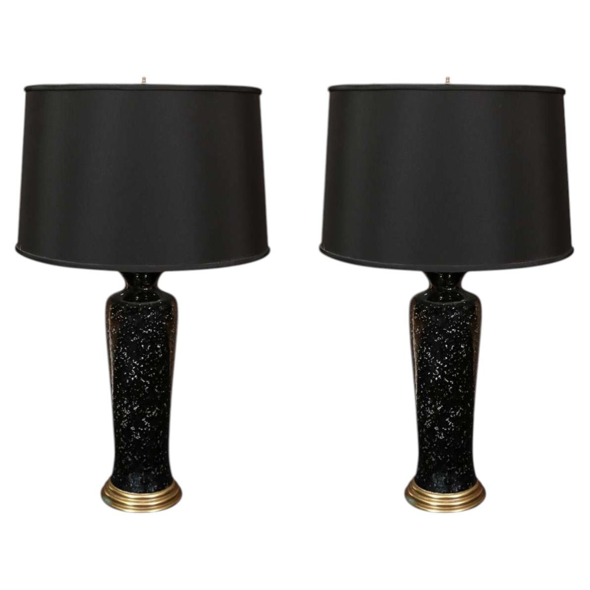 Paar hohe Tischlampen mit Schirmen aus schwarzer Crackle-Glasur im Angebot