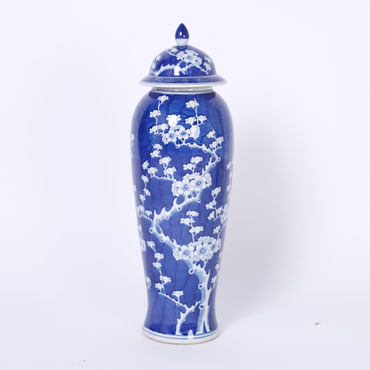 Paar große blau-weiße chinesische Porzellankrüge oder Urnen (Chinoiserie)