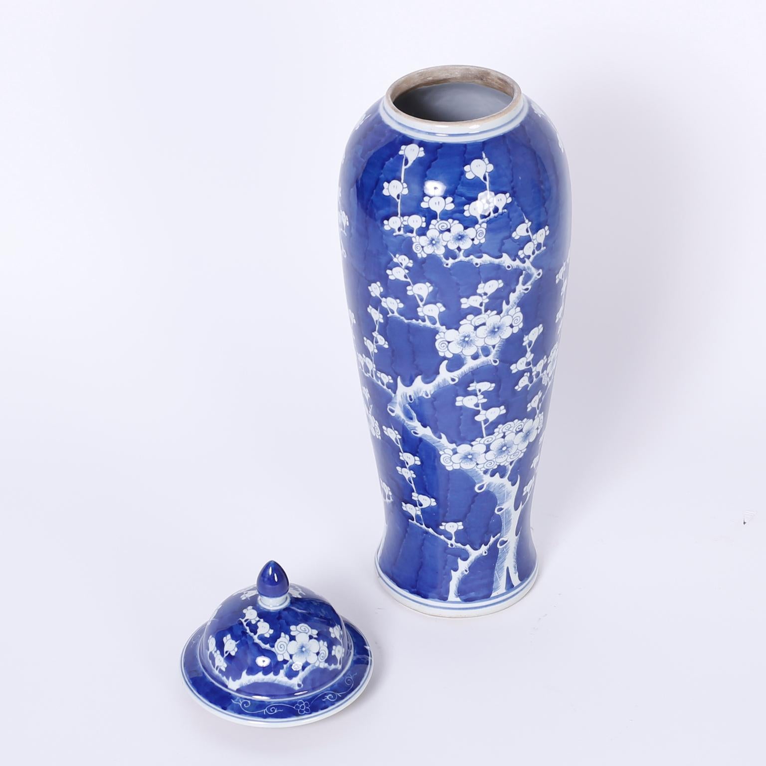 Paar große blau-weiße chinesische Porzellankrüge oder Urnen (Chinesisch)