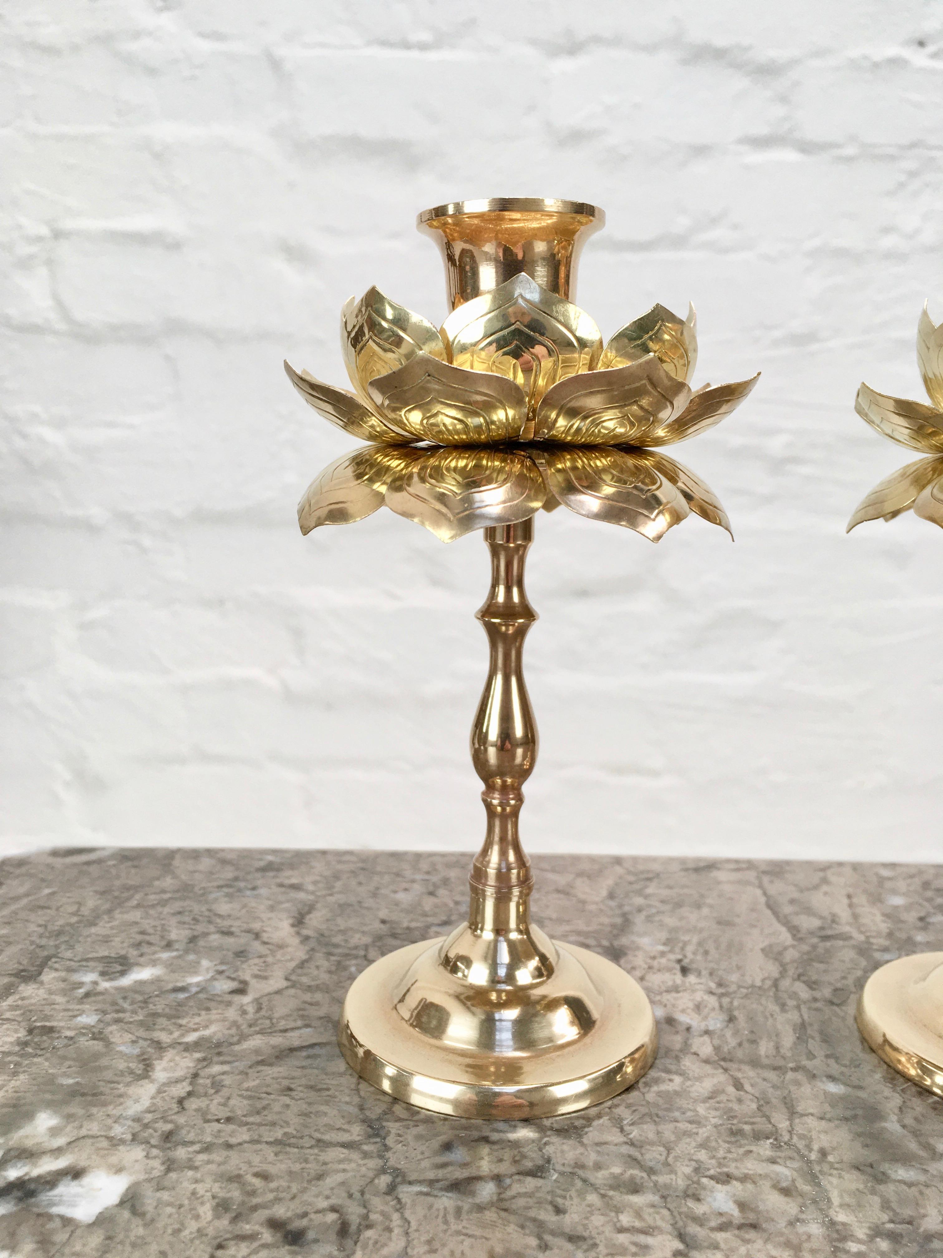 Paar hohe Lotusblumen-Kerzenhalter aus Messing von Feldman:: 1960er Jahre (Moderne der Mitte des Jahrhunderts) im Angebot