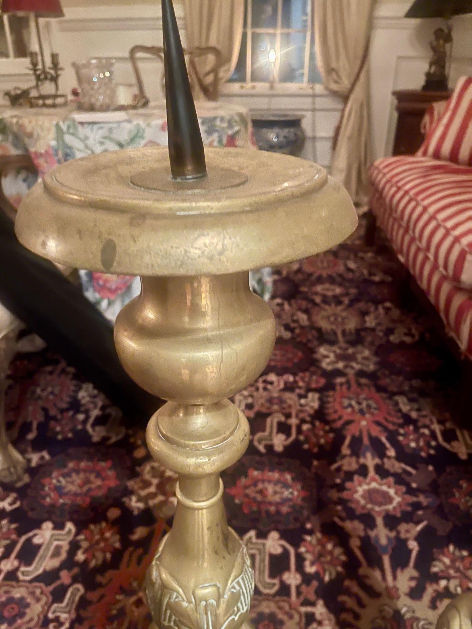 Francese Coppia di alti grilli o candelabri da chiesa in ottone repousse, XIX secolo in vendita