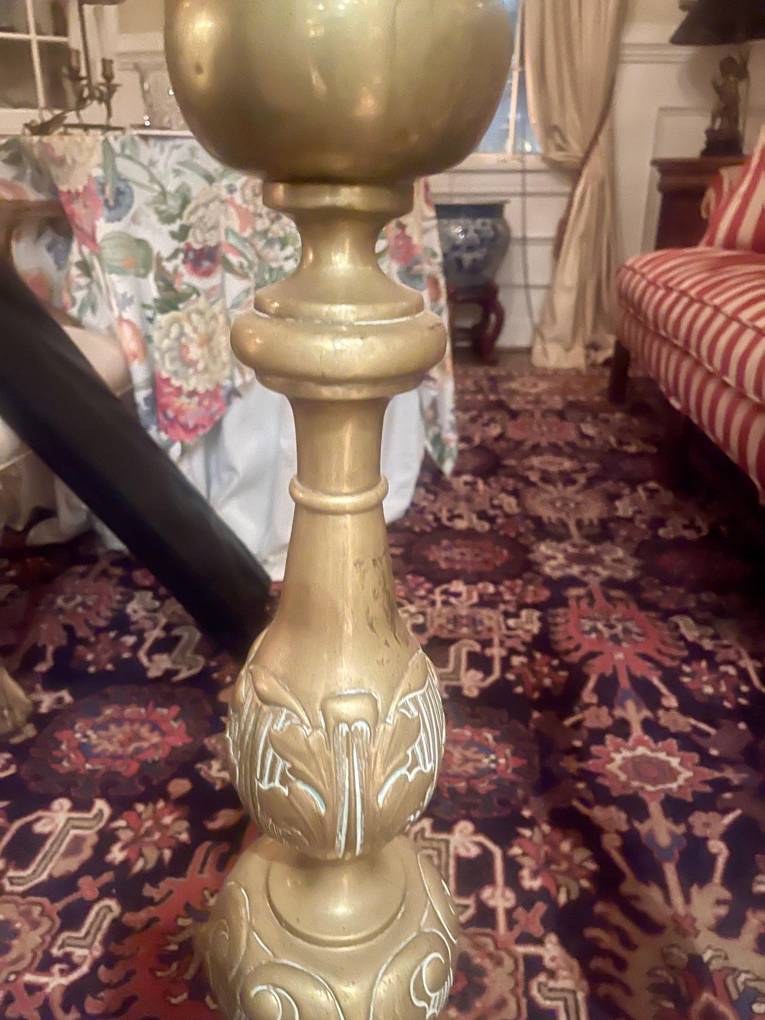 Coppia di alti grilli o candelabri da chiesa in ottone repousse, XIX secolo In condizioni buone in vendita a Savannah, GA