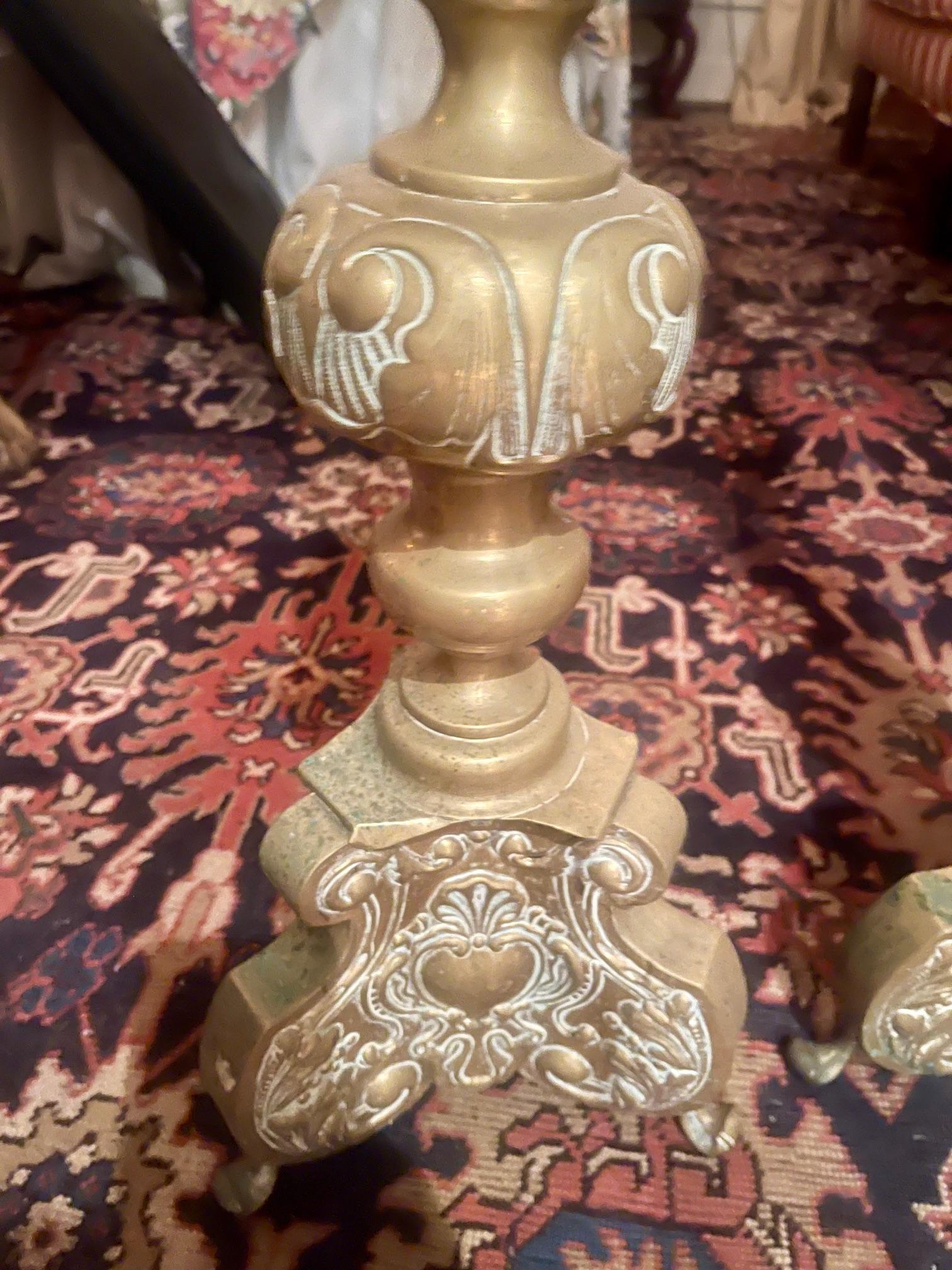 Ottone Coppia di alti grilli o candelabri da chiesa in ottone repousse, XIX secolo in vendita