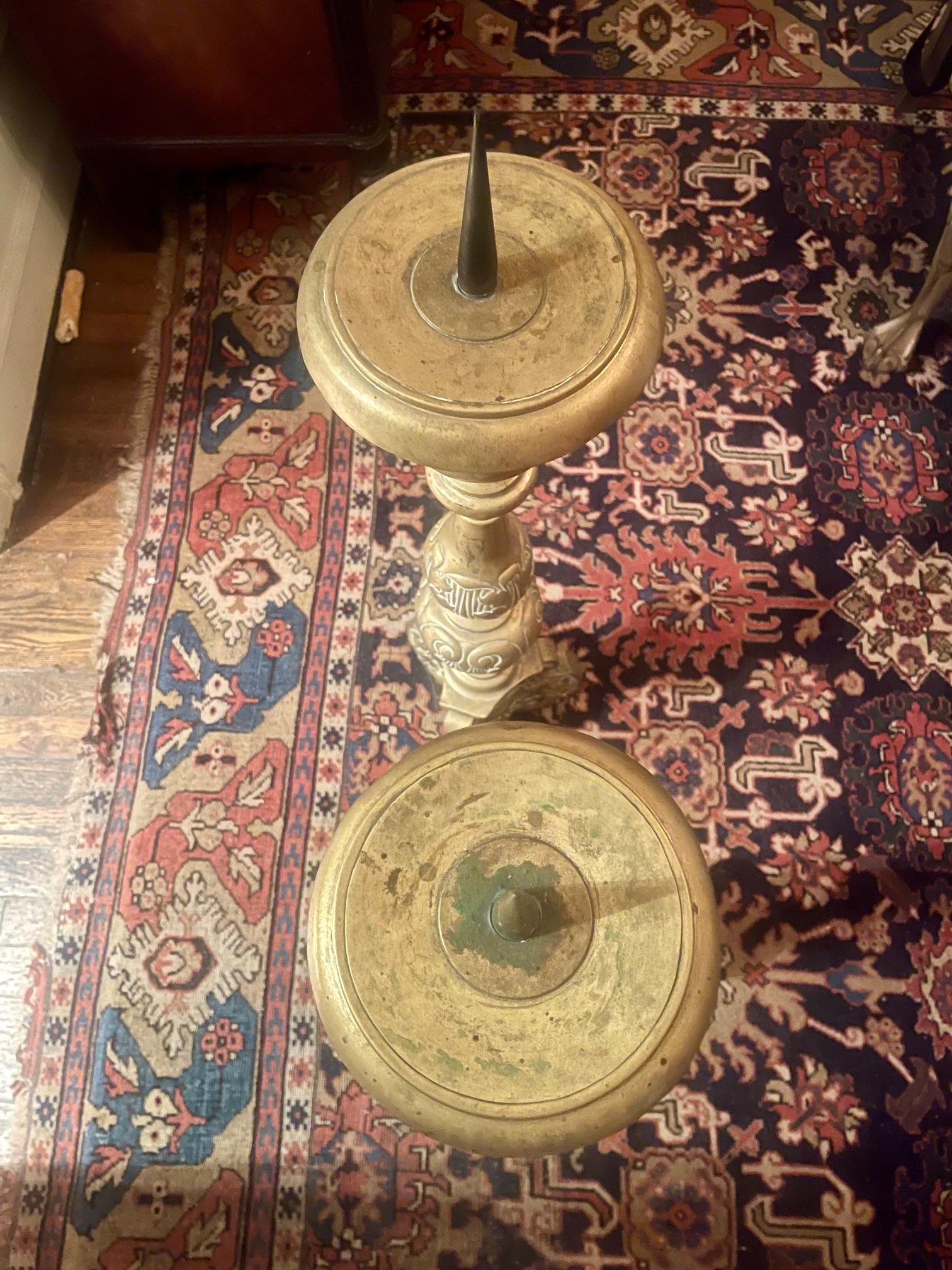 Coppia di alti grilli o candelabri da chiesa in ottone repousse, XIX secolo in vendita 1