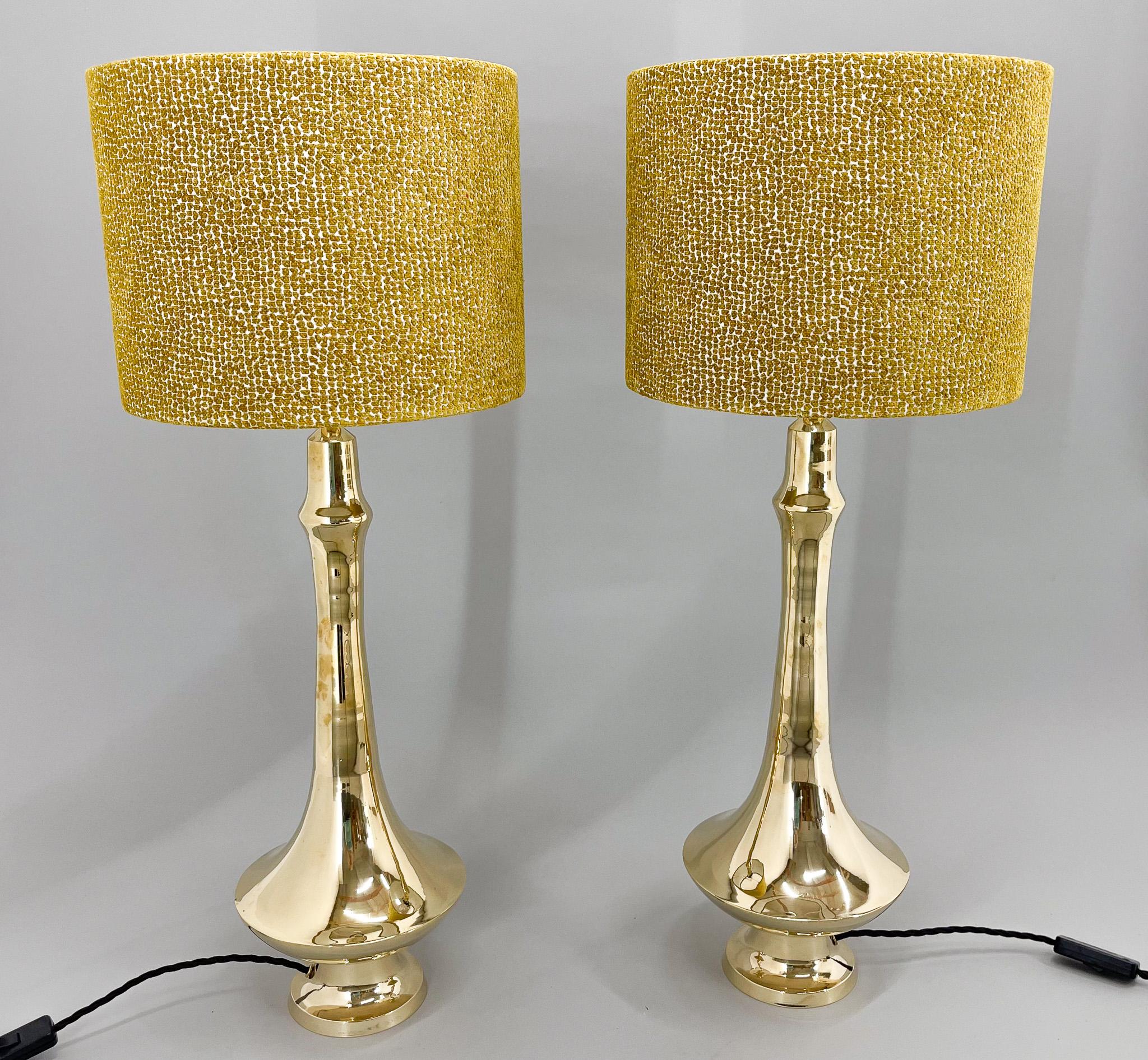 Satz von zwei hohen Vintage-Tischlampen mit Sockel aus Messing. Die Lampen wurden restauriert, haben eine neue Verkabelung und neue handgefertigte Lampenschirme. Glühbirne: 1 x E25-E27. Inklusive US-Steckeradapter.
