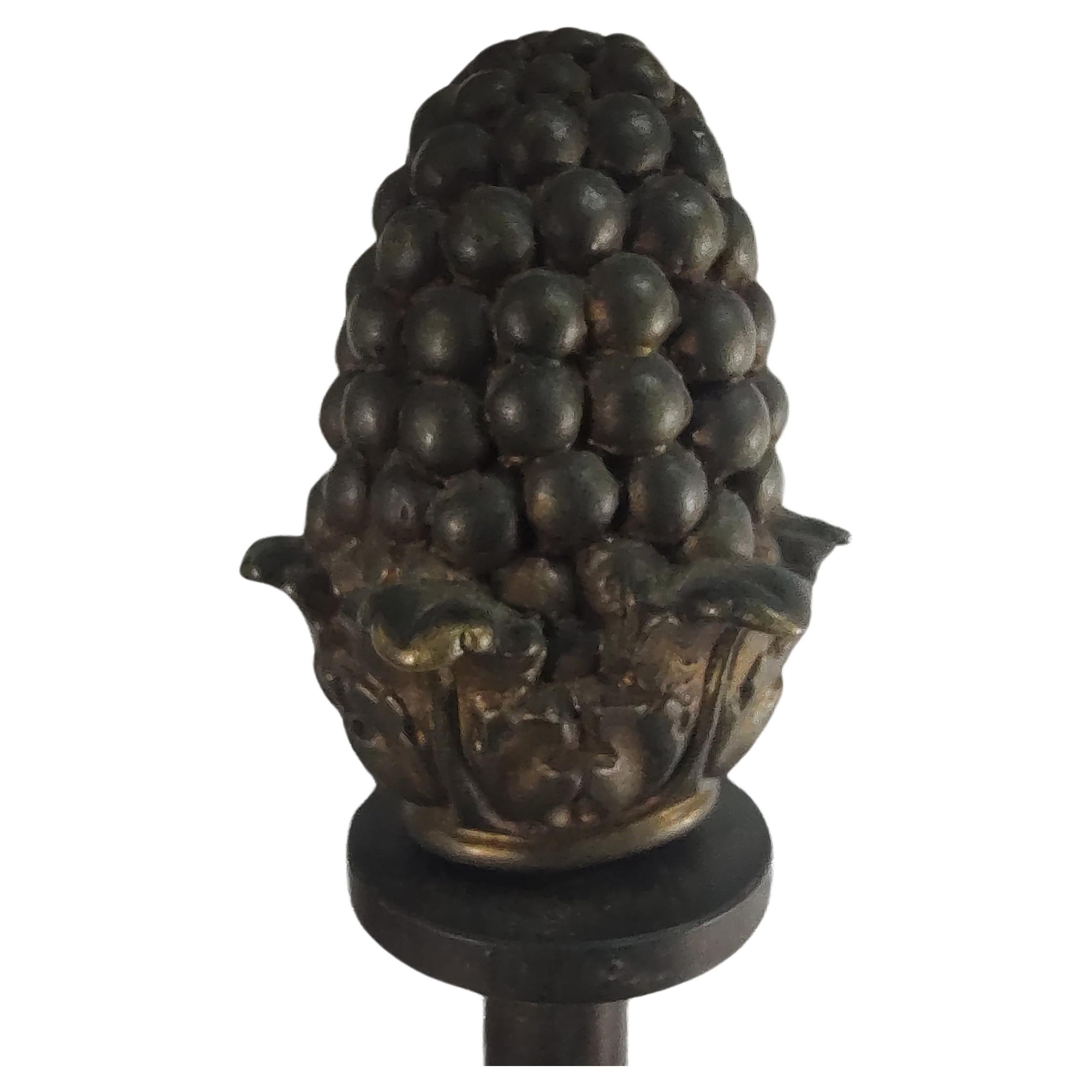 Fabelhaftes und sehr elegantes Paar ägyptische Revival Kandelaber Form Tischlampen mit allen neuen Verkabelung und Steckdosen. Schalter an der Basis. Ausgezeichnete Bronzebeschläge aus der Zeit, die auf dreieckigen Marmorsockeln stehen. Tall