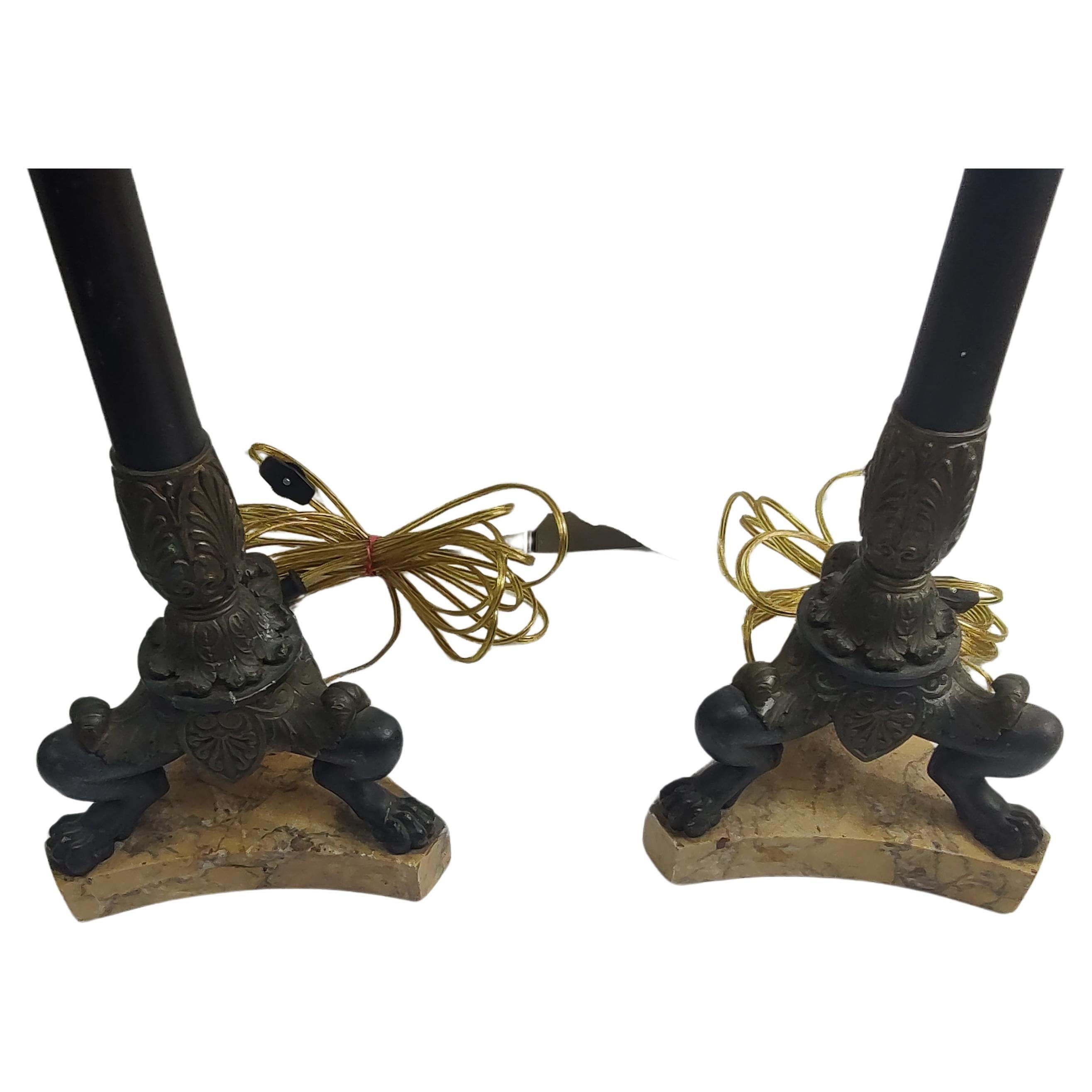 Inizio XX secolo Coppia di lampade da tavolo alte in bronzo in stile candelabro egiziano C1900 in vendita