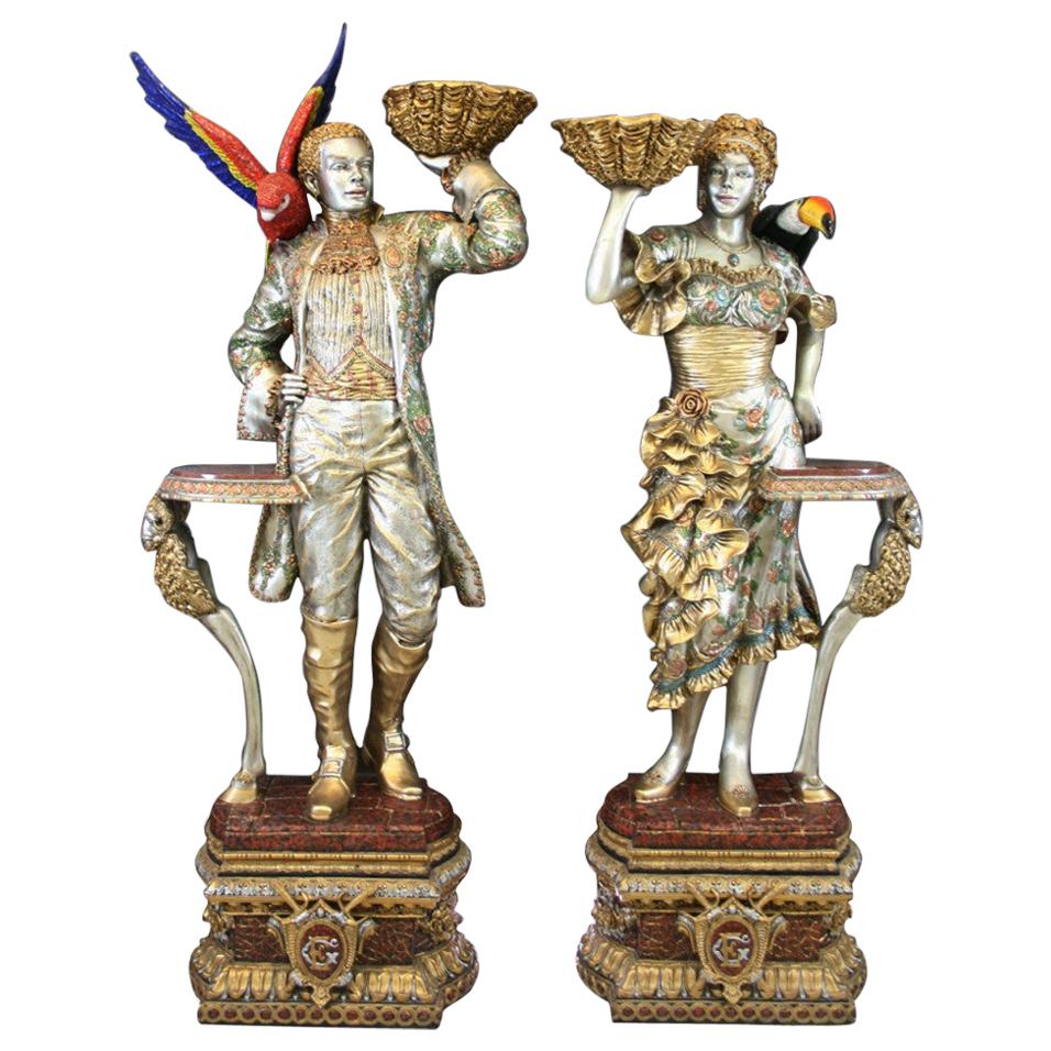 Paar hohe lebensgroße bemalte venezianische Bronzeskulpturen mit Vögeln und Muscheln