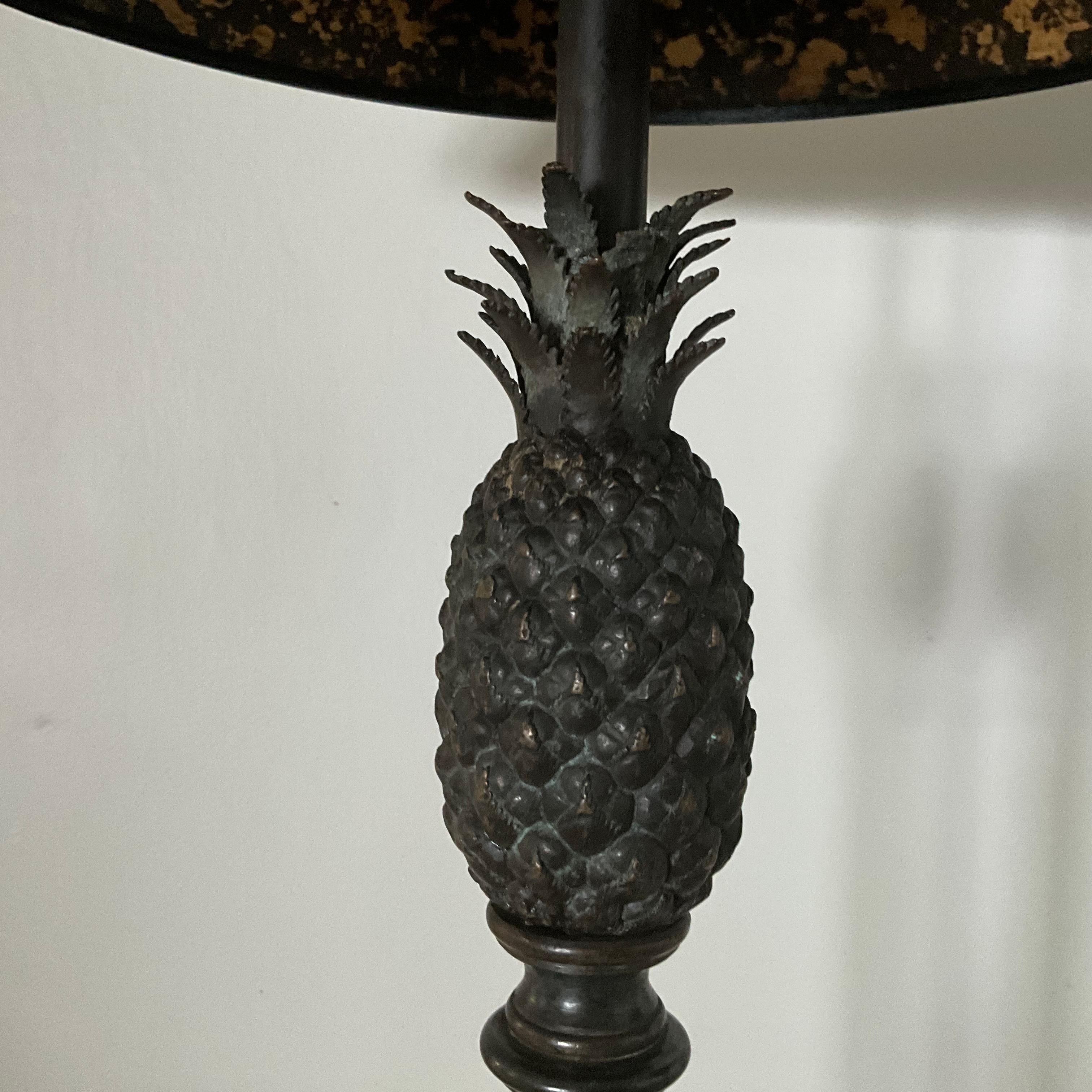 Coppia di lampade ananas alte in bronzo con paralumi dipinti a mano con scene di animali in vendita 1