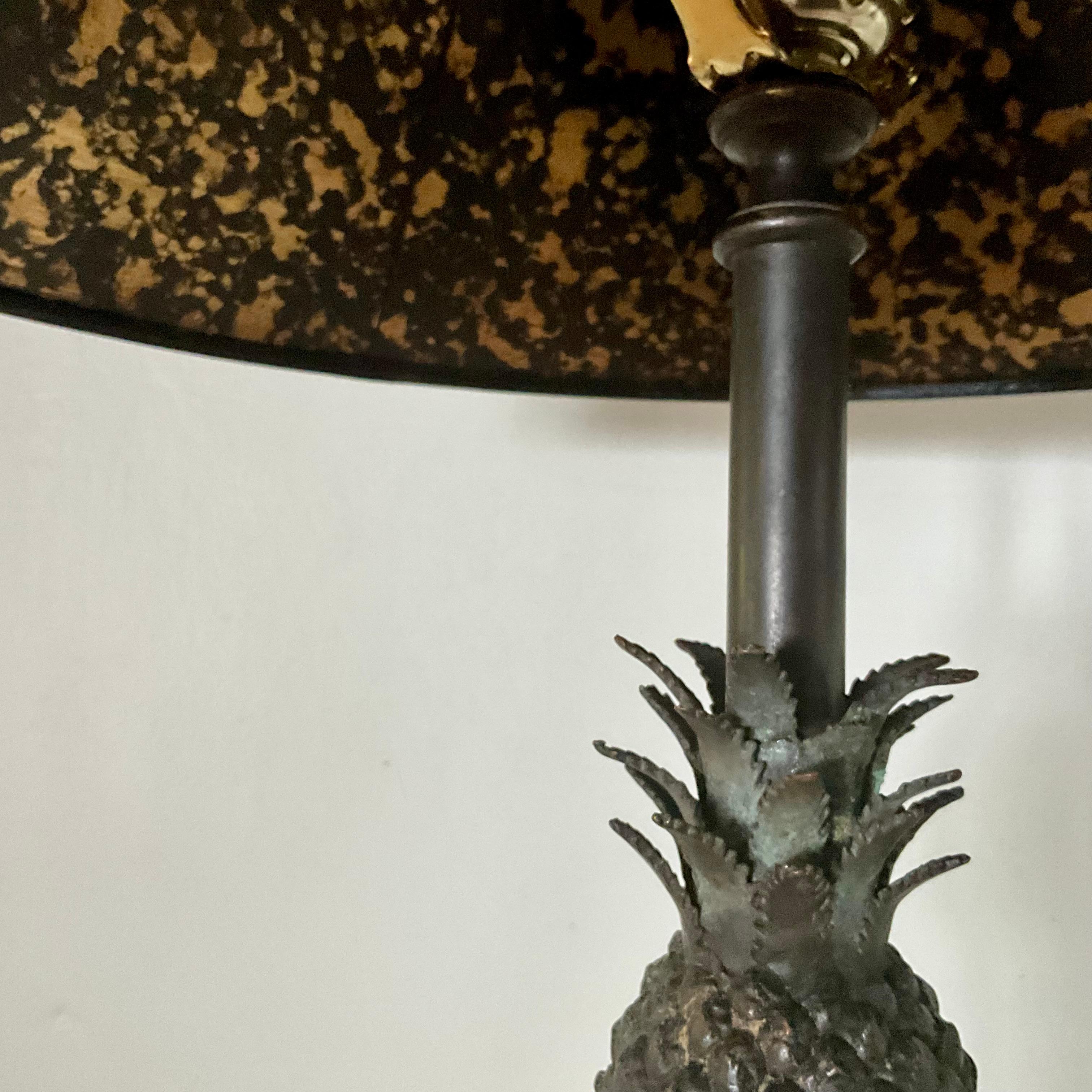 Coppia di lampade ananas alte in bronzo con paralumi dipinti a mano con scene di animali in vendita 2