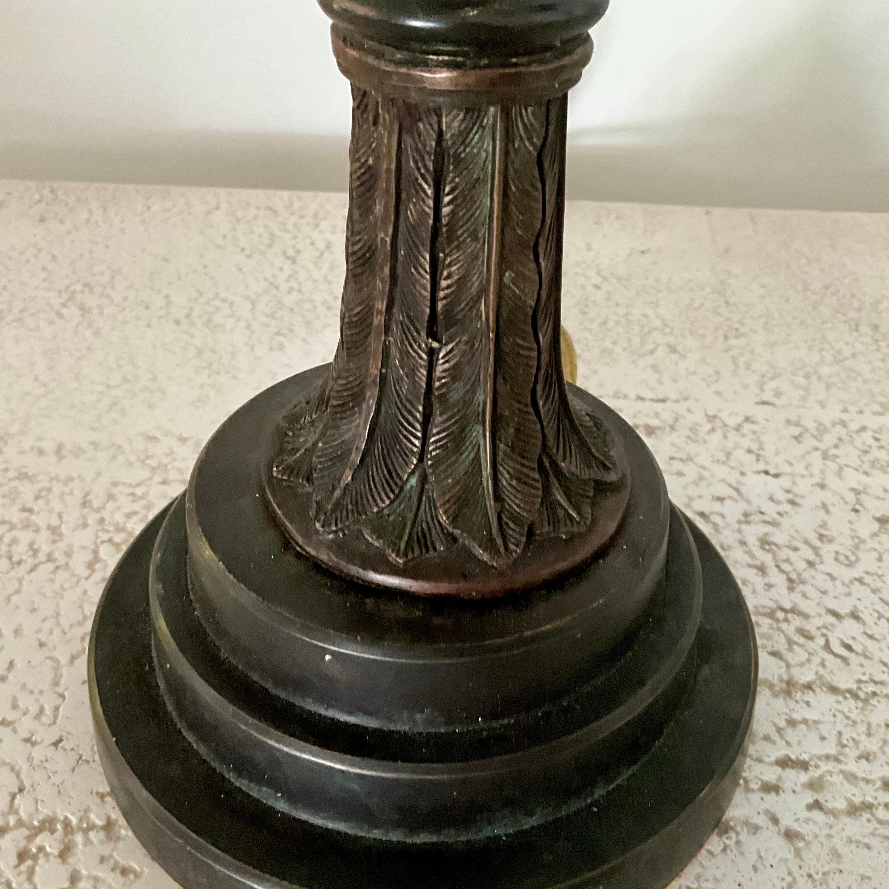 Coppia di lampade ananas alte in bronzo con paralumi dipinti a mano con scene di animali in vendita 4