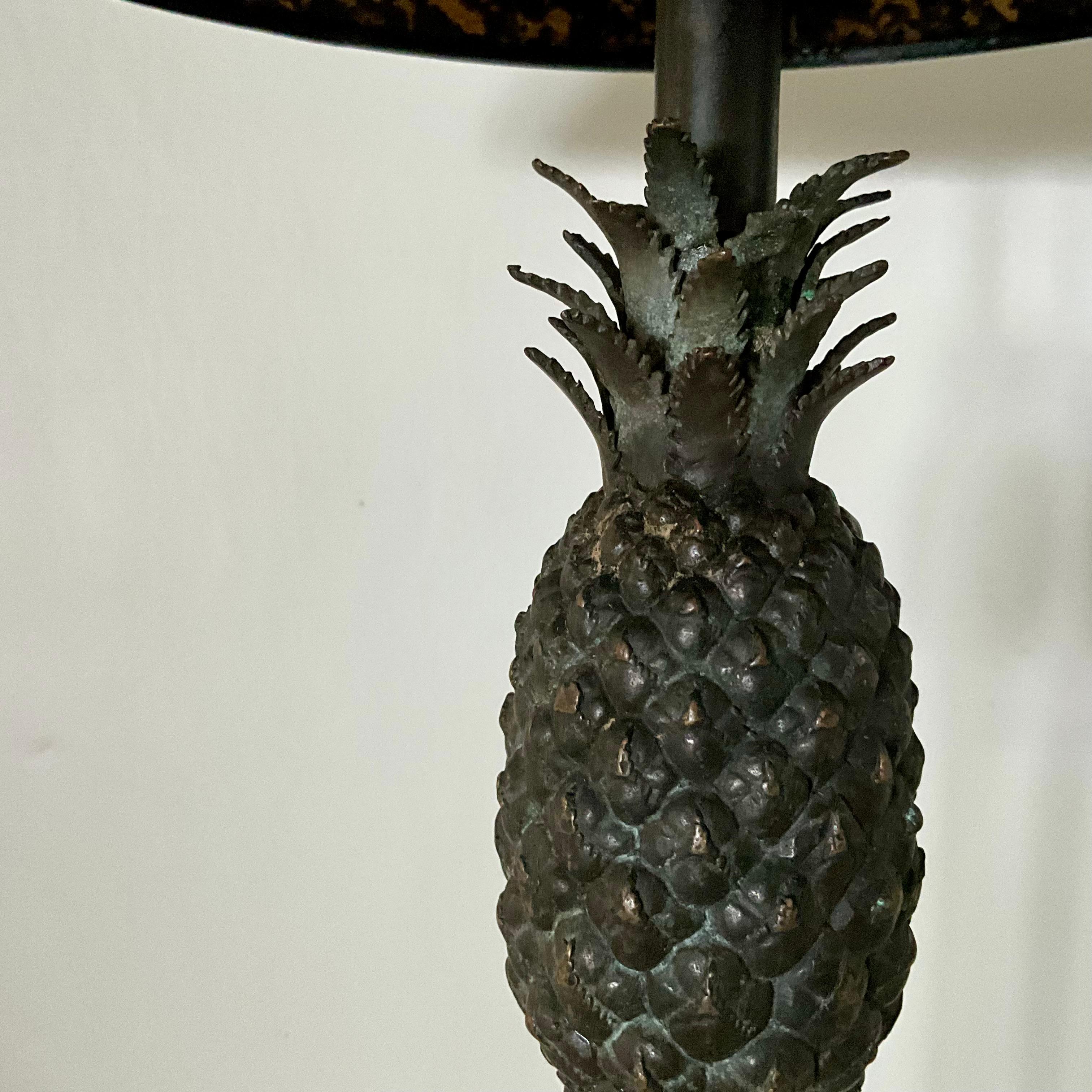 Coppia di lampade ananas alte in bronzo con paralumi dipinti a mano con scene di animali in vendita 5
