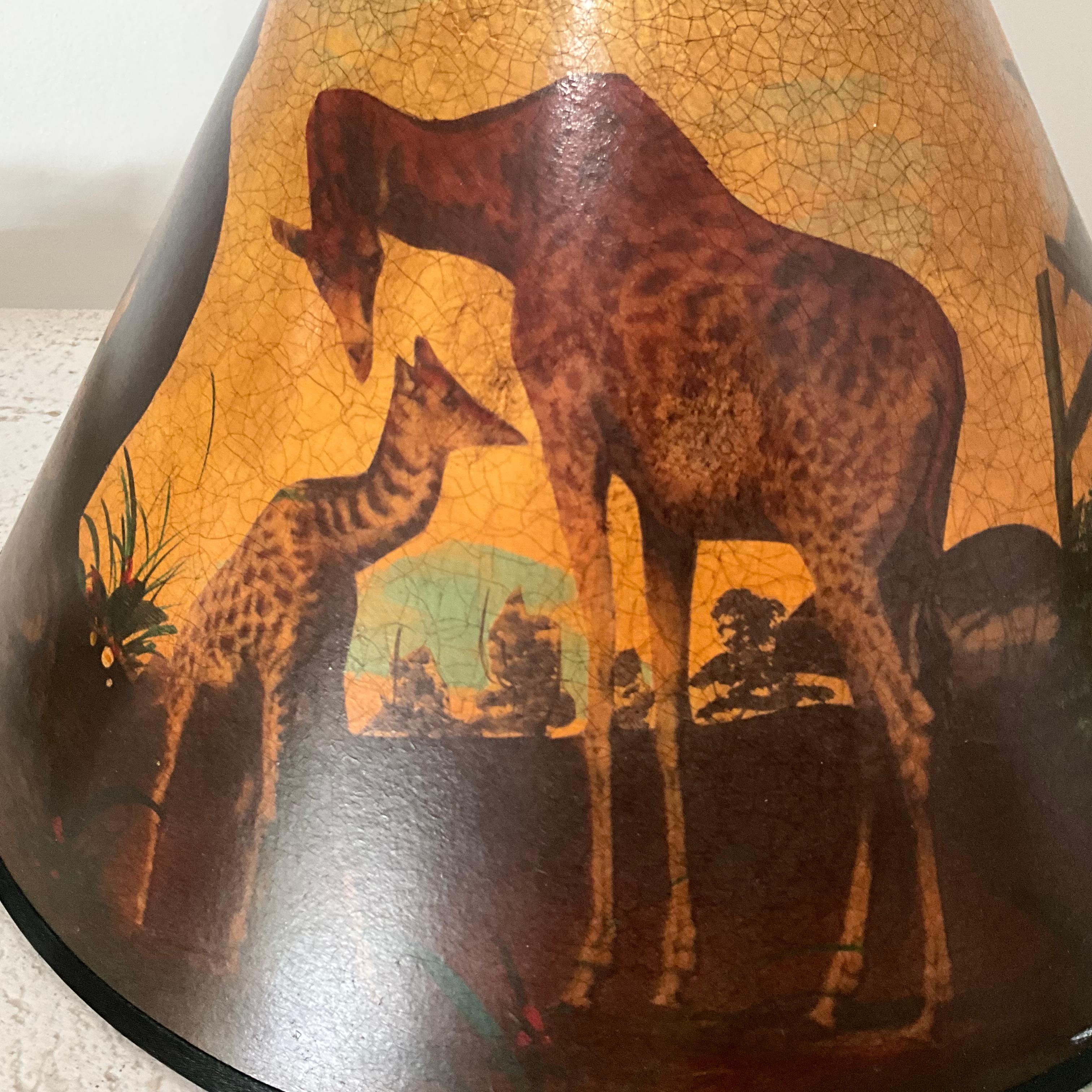 
Coppia di lampade ananas alte in bronzo con paralumi dipinti a mano con scene di animali
Descrizione:
Un'impressionante coppia di lampade vintage alte con terminali e basi ad ananas in bronzo, abbinate a steli in finto legno metallico per un look