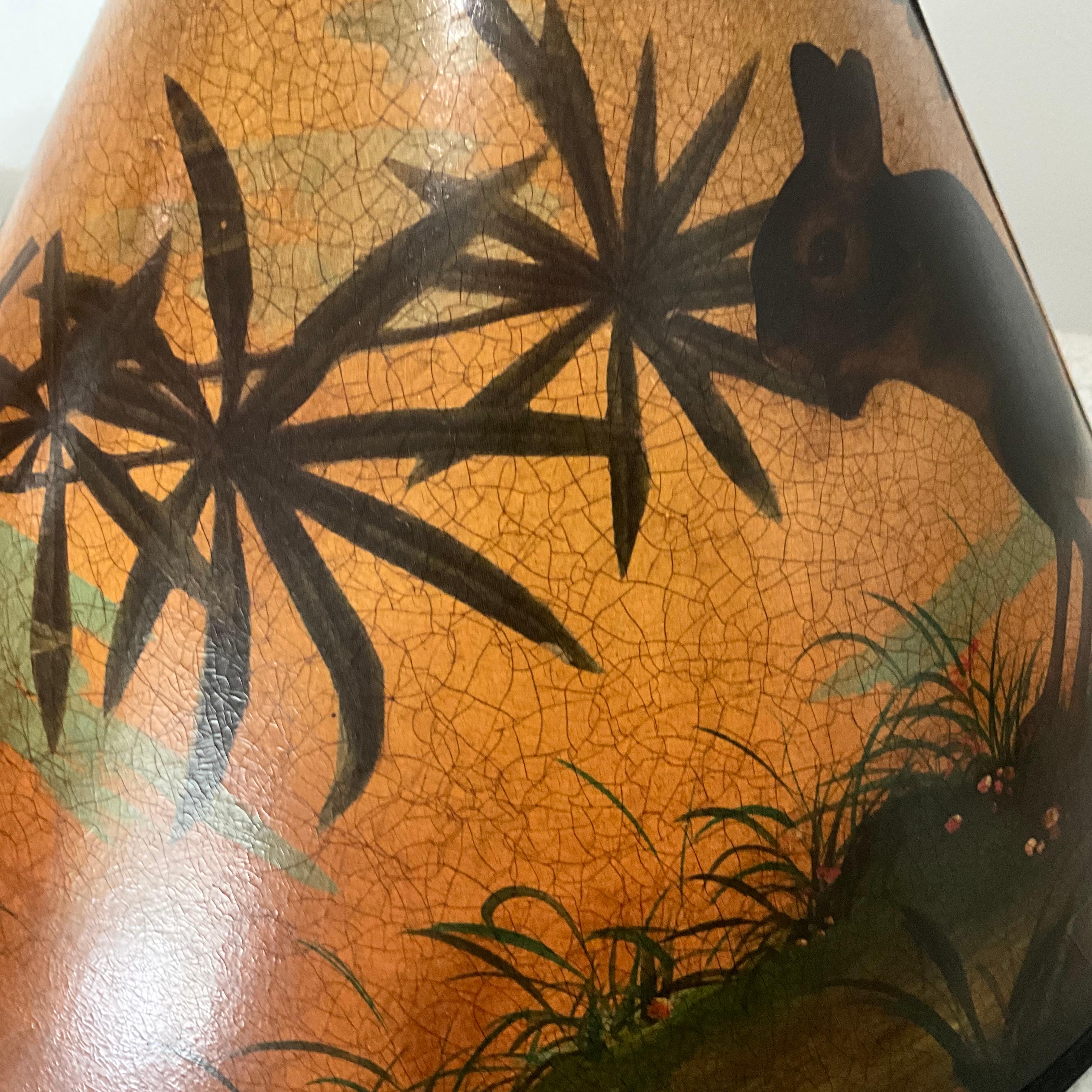 Hollywood Regency Coppia di lampade ananas alte in bronzo con paralumi dipinti a mano con scene di animali in vendita