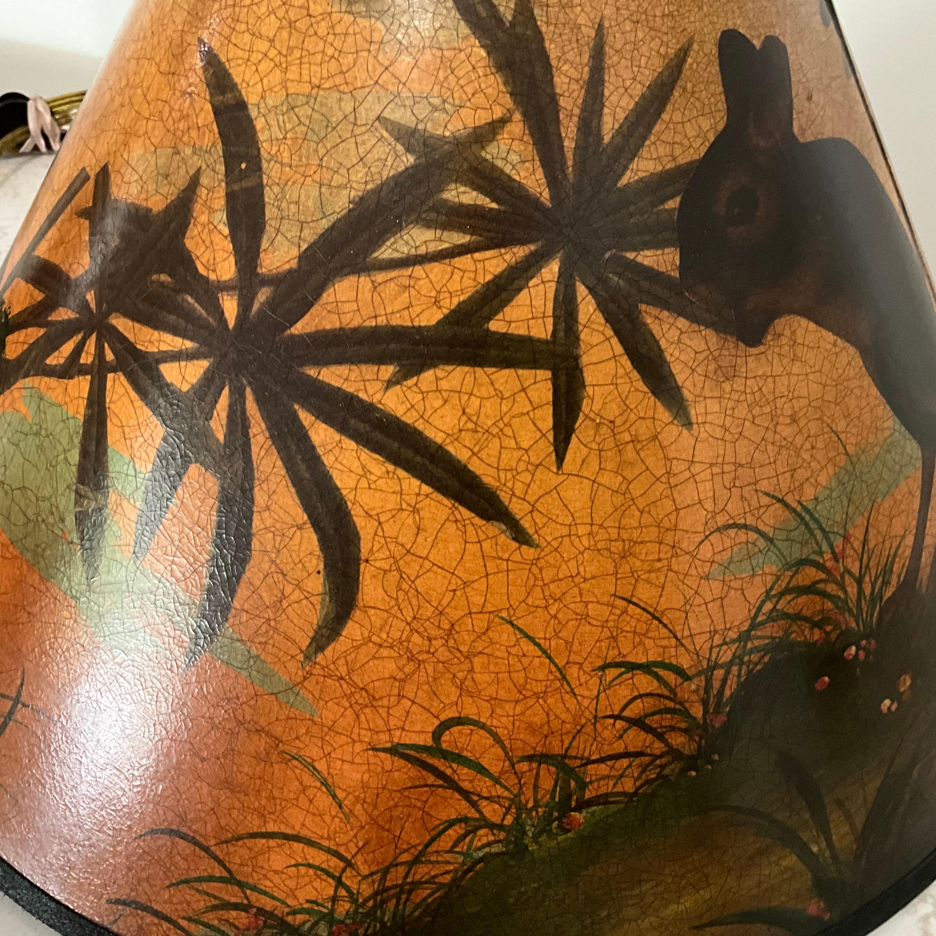 Americano Coppia di lampade ananas alte in bronzo con paralumi dipinti a mano con scene di animali in vendita