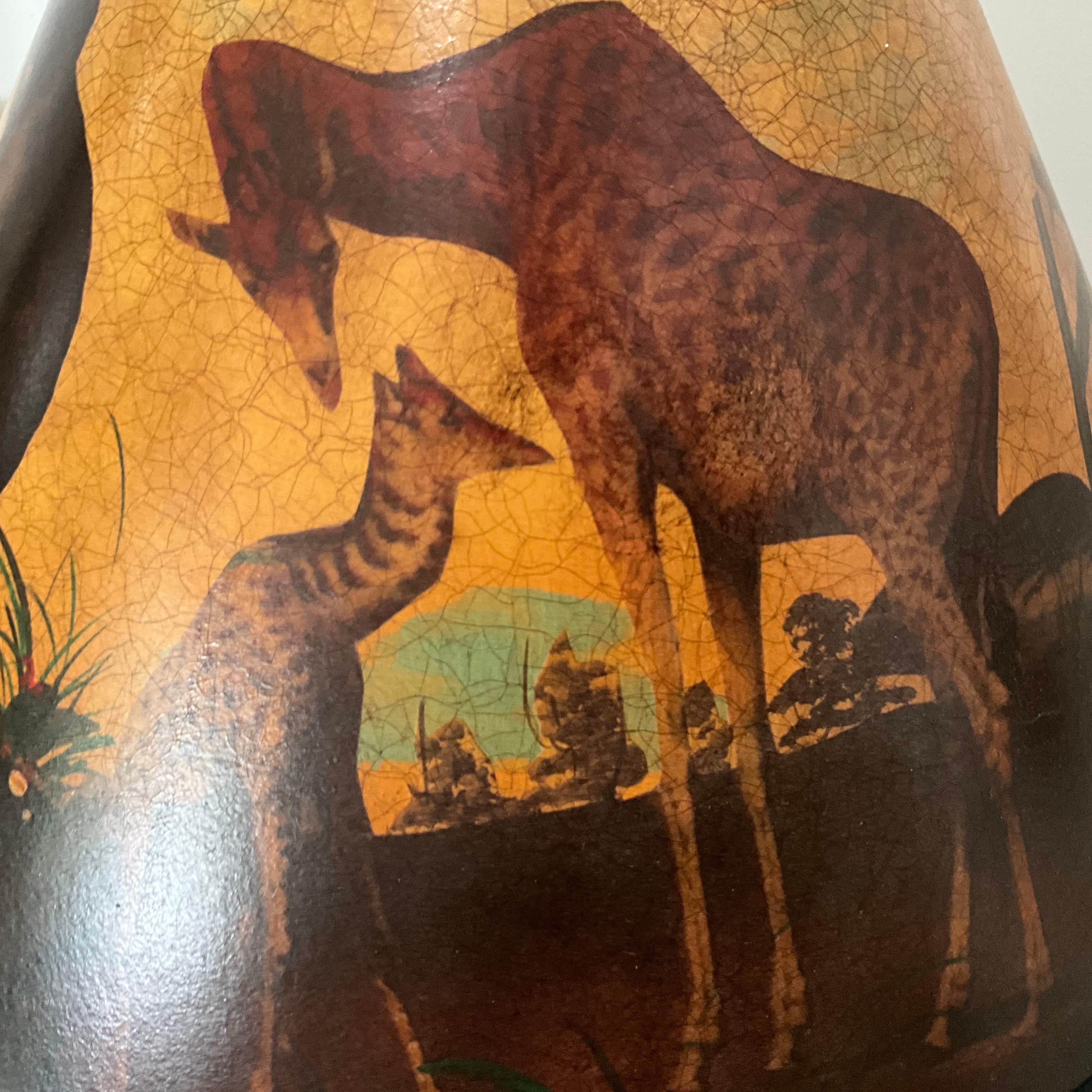 Fatto a mano Coppia di lampade ananas alte in bronzo con paralumi dipinti a mano con scene di animali in vendita