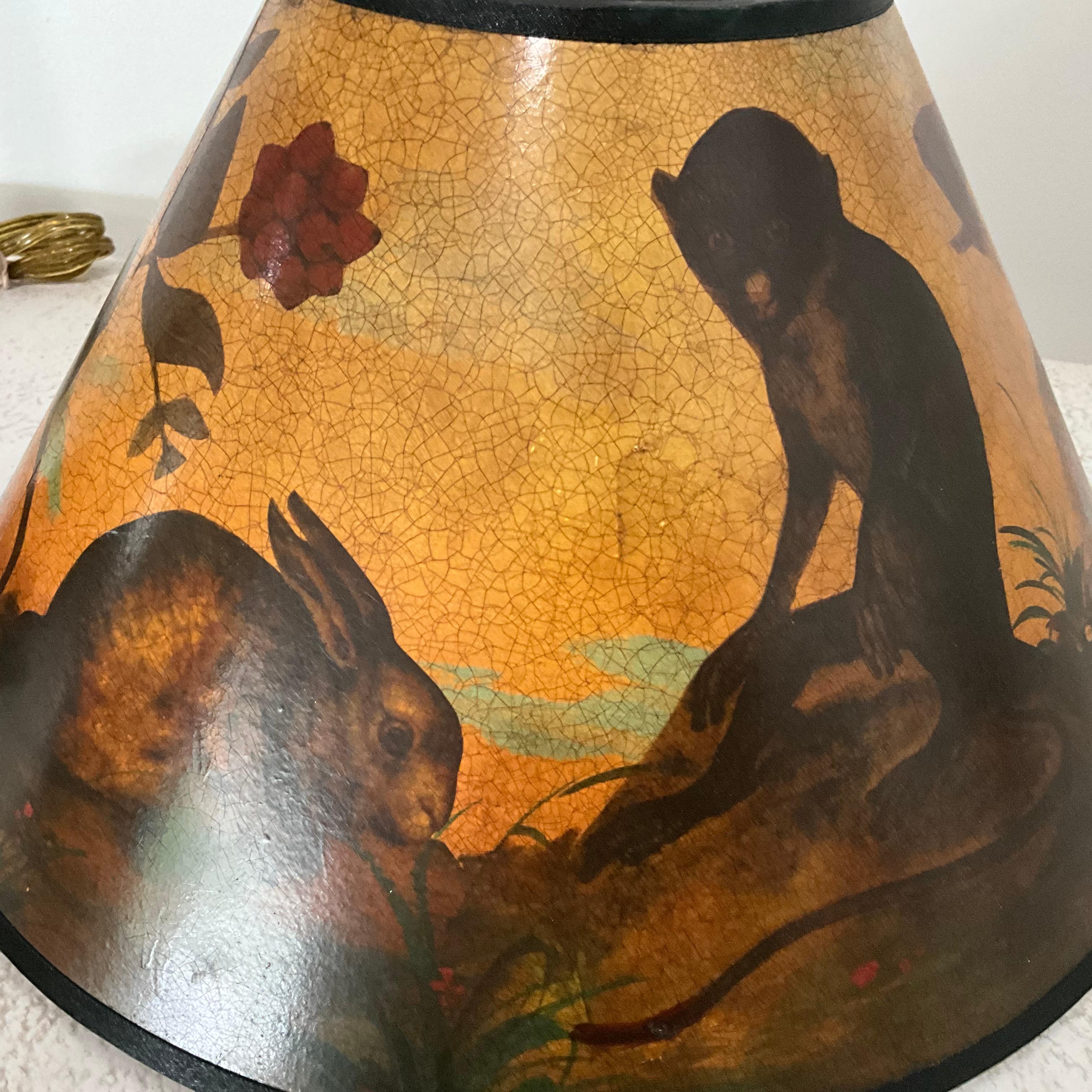 Coppia di lampade ananas alte in bronzo con paralumi dipinti a mano con scene di animali In condizioni buone in vendita a West Palm Beach, US