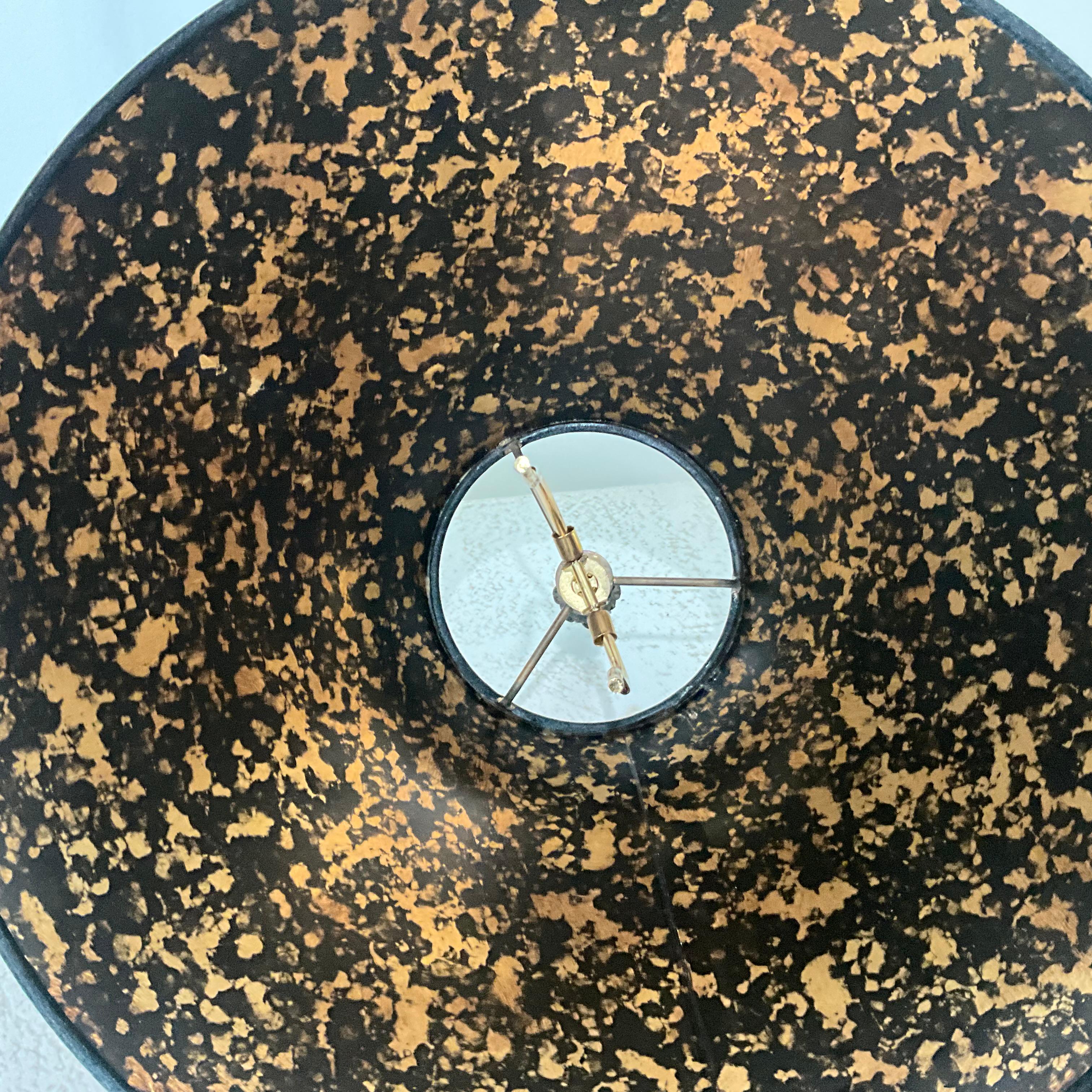 XX secolo Coppia di lampade ananas alte in bronzo con paralumi dipinti a mano con scene di animali in vendita