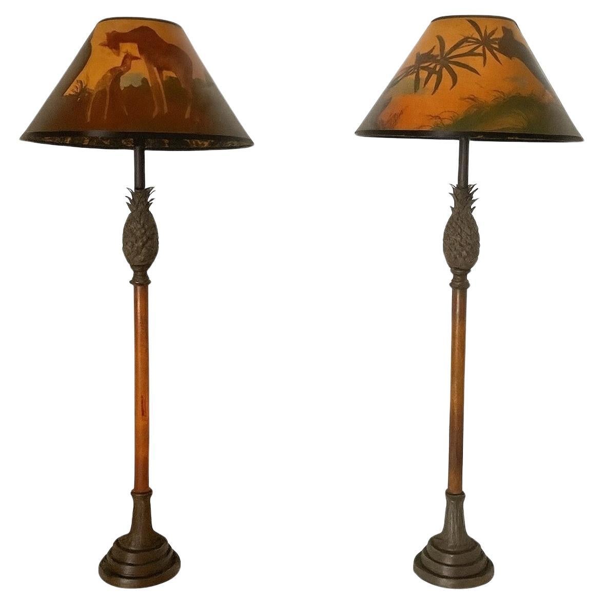 Coppia di lampade ananas alte in bronzo con paralumi dipinti a mano con scene di animali in vendita
