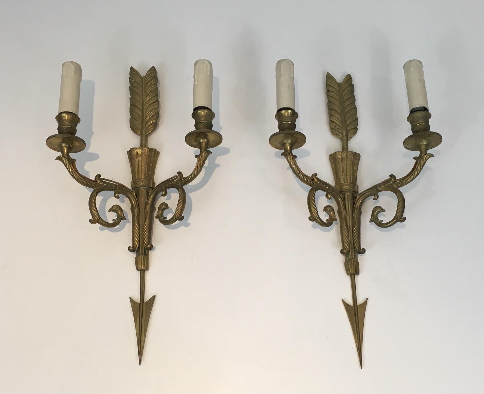 Coppia di alte lampade in bronzo con faretra, Arrow e teste d'aquila. Circa 1920 in vendita 3