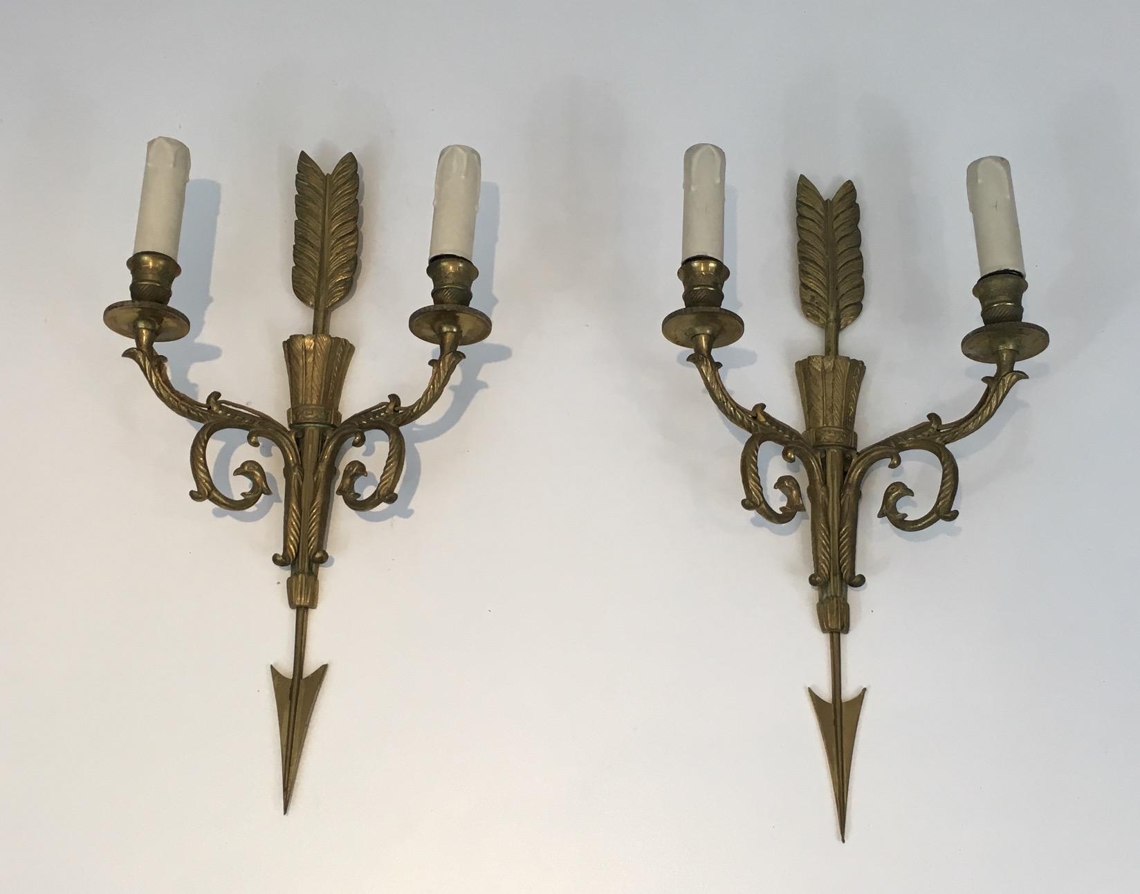 Questa bella coppia di applique alte è realizzata in bronzo. Le applique sono decorate con una faretra, una freccia e teste d'aquila. Si tratta di un'opera francese in stile Impero. Circa 1920