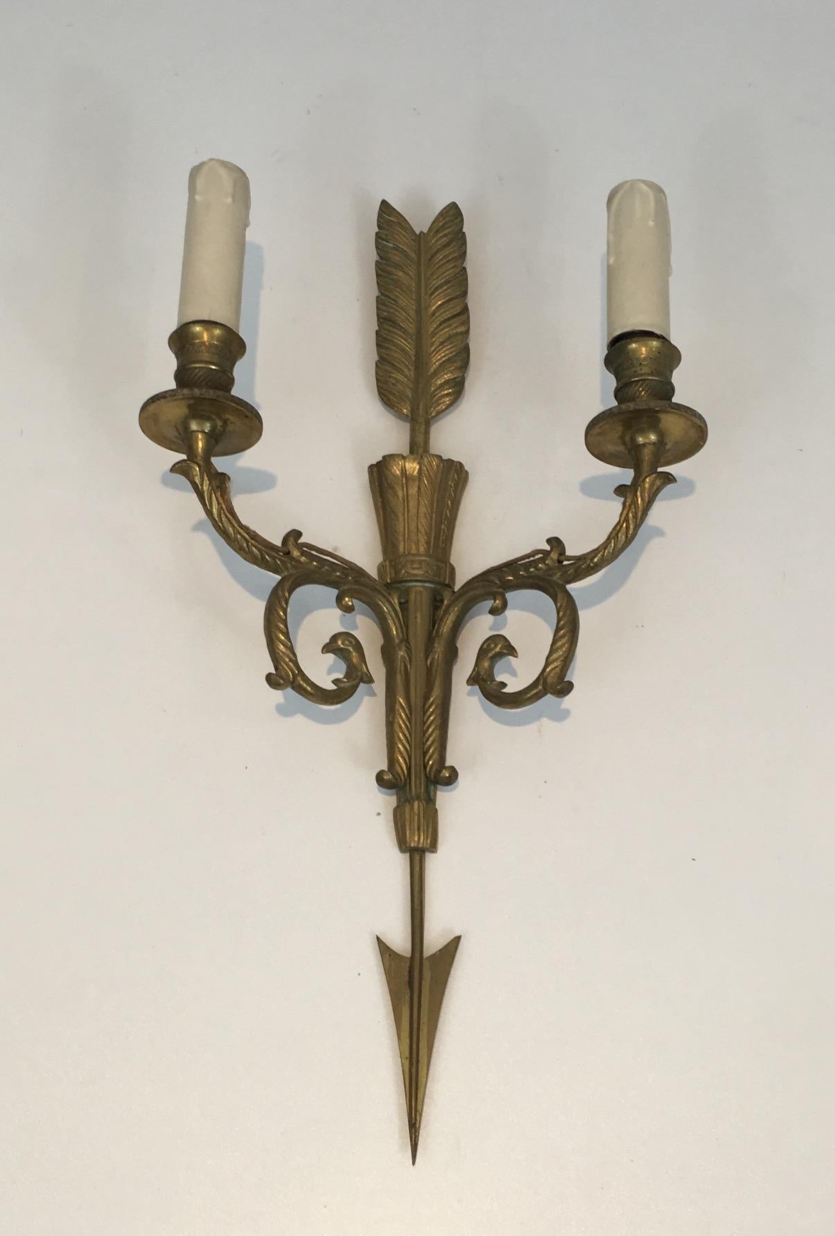 Francese Coppia di alte lampade in bronzo con faretra, Arrow e teste d'aquila. Circa 1920 in vendita