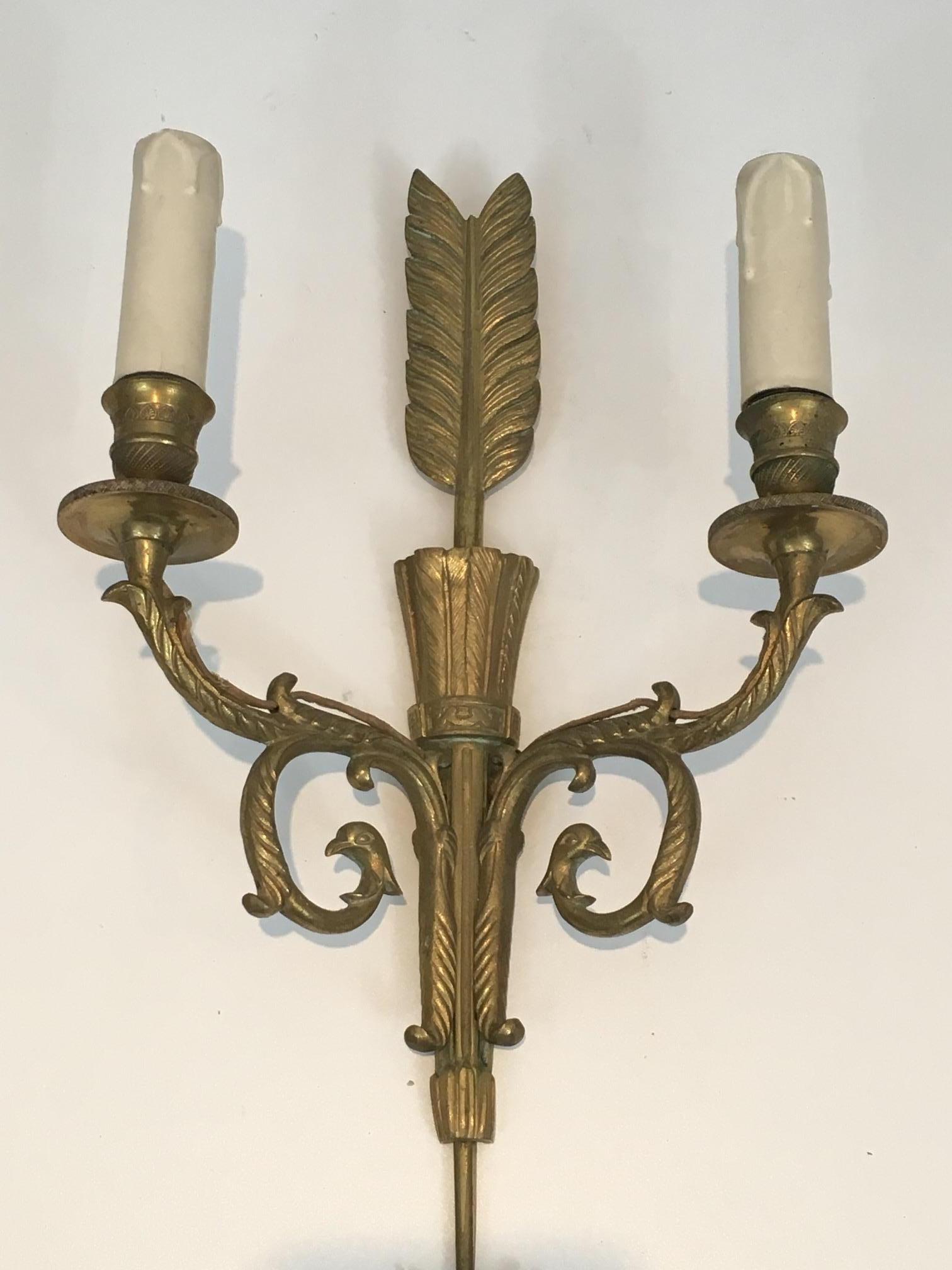 Inizio XX secolo Coppia di alte lampade in bronzo con faretra, Arrow e teste d'aquila. Circa 1920 in vendita