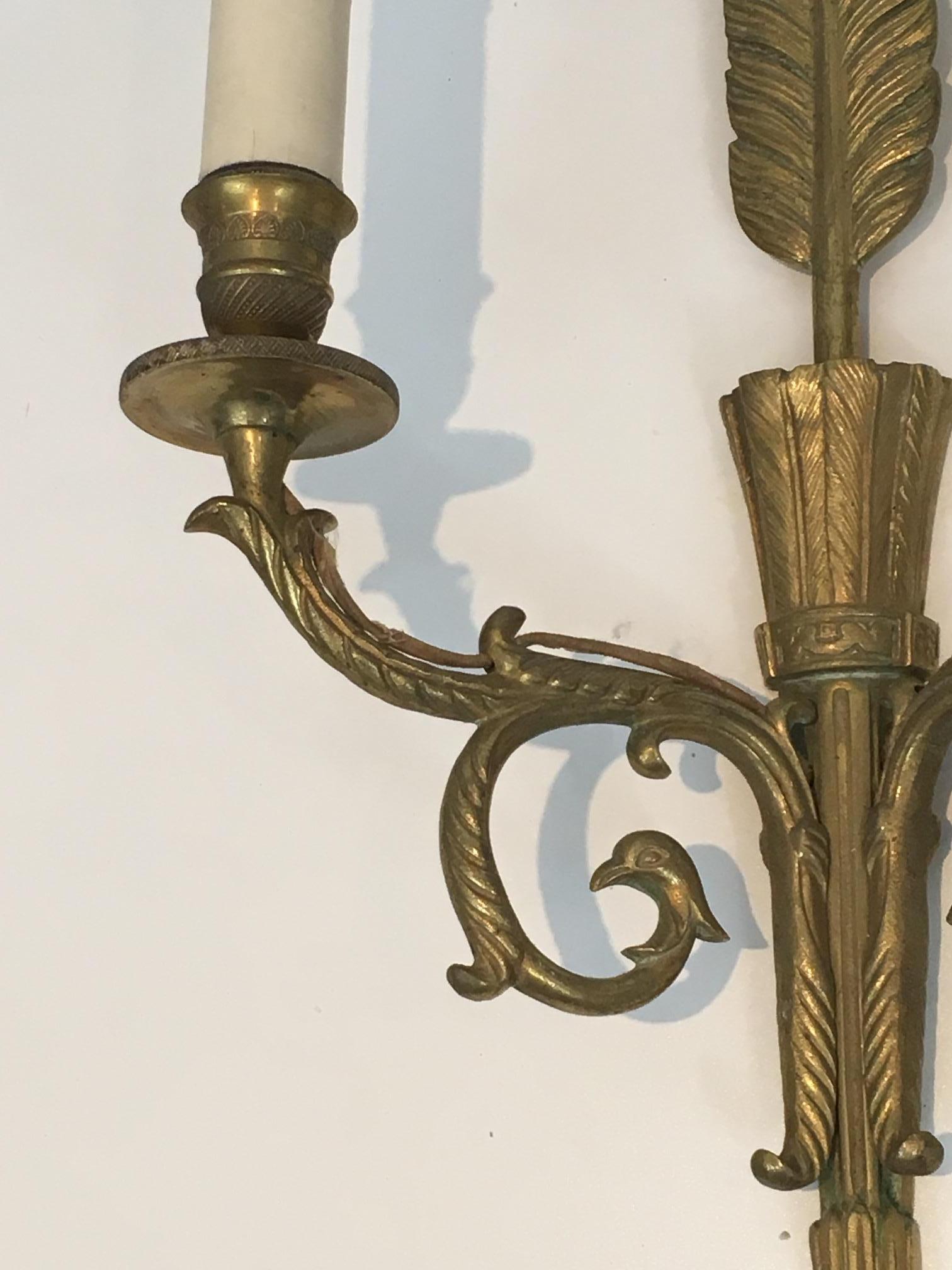 Bronzo Coppia di alte lampade in bronzo con faretra, Arrow e teste d'aquila. Circa 1920 in vendita