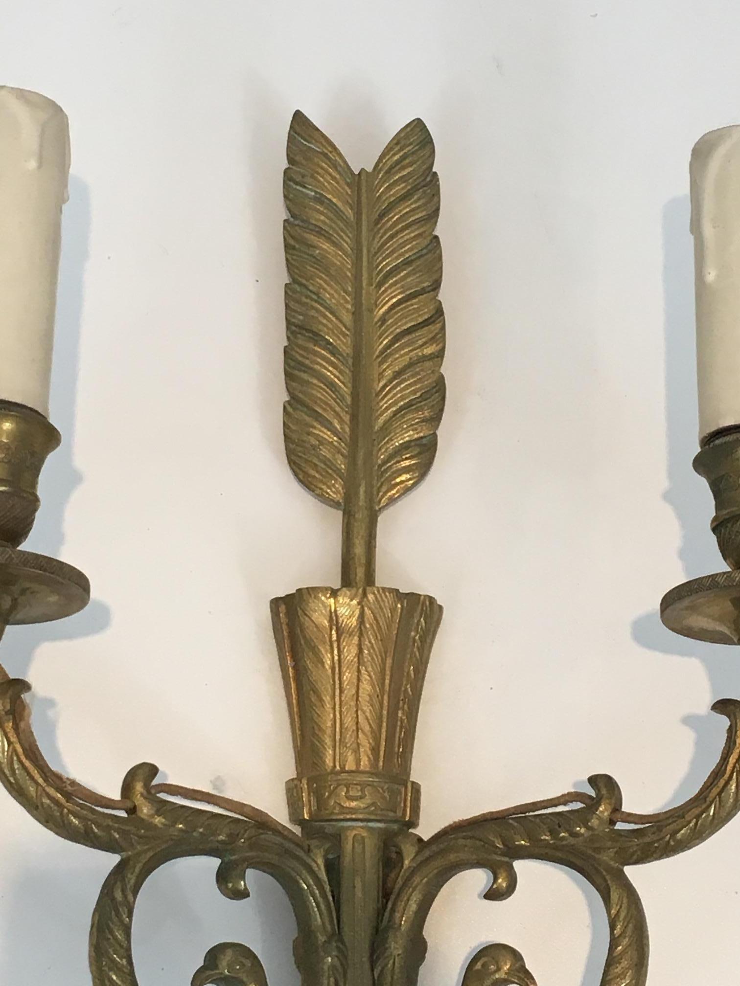 Coppia di alte lampade in bronzo con faretra, Arrow e teste d'aquila. Circa 1920 in vendita 1