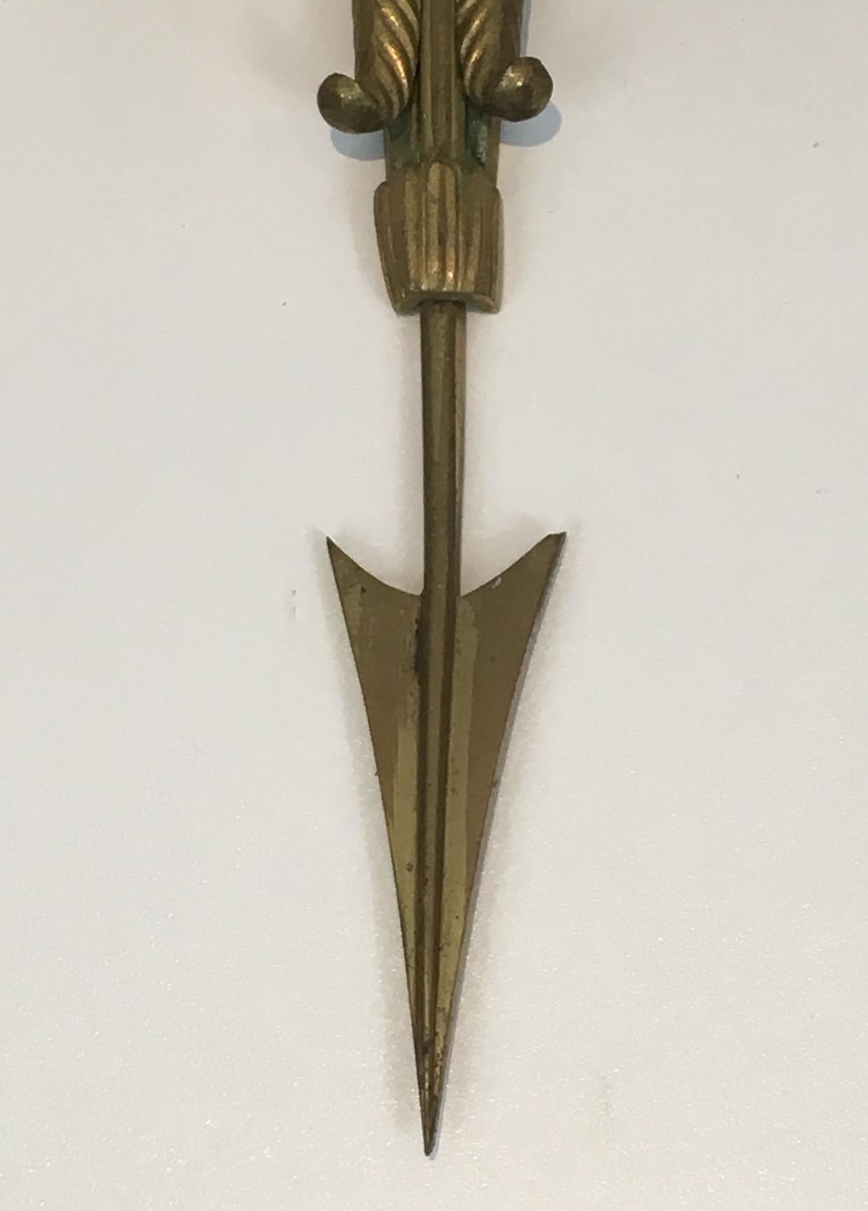Coppia di alte lampade in bronzo con faretra, Arrow e teste d'aquila. Circa 1920 in vendita 2