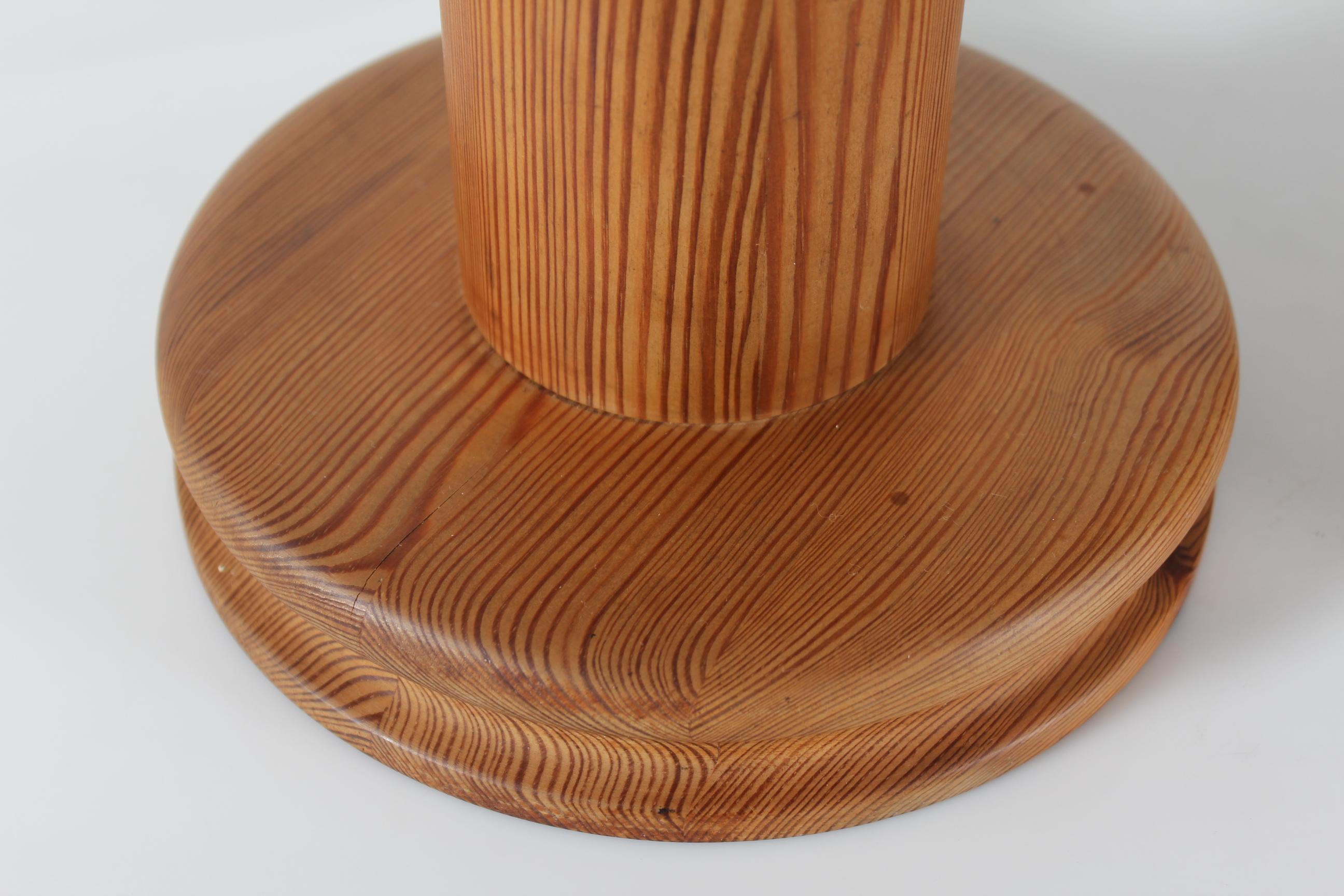 Mid-Century Modern Pair of Tall Brutalist Uno Kristiansson Table Lamps of Pine by Luxus Sweden 1970 en vente